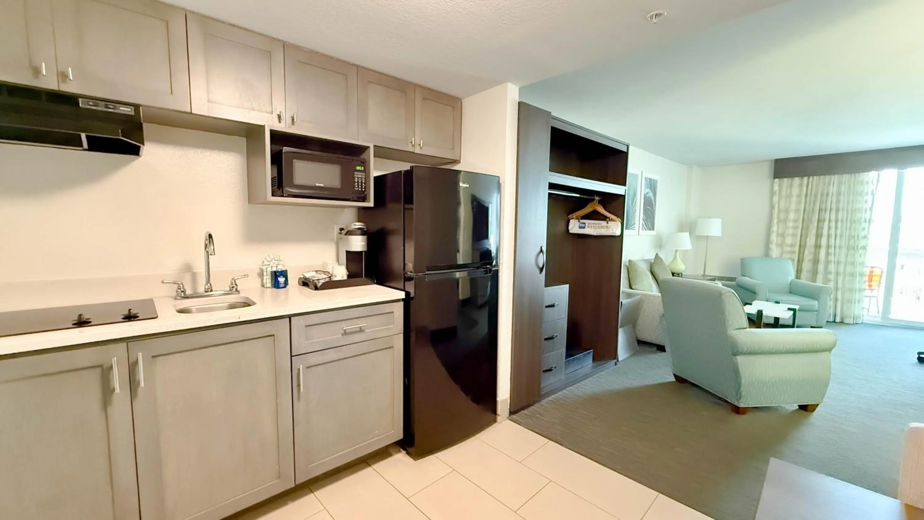 Kitchen or kitchenette in Best Western Plus Daytona Inn Seabreeze