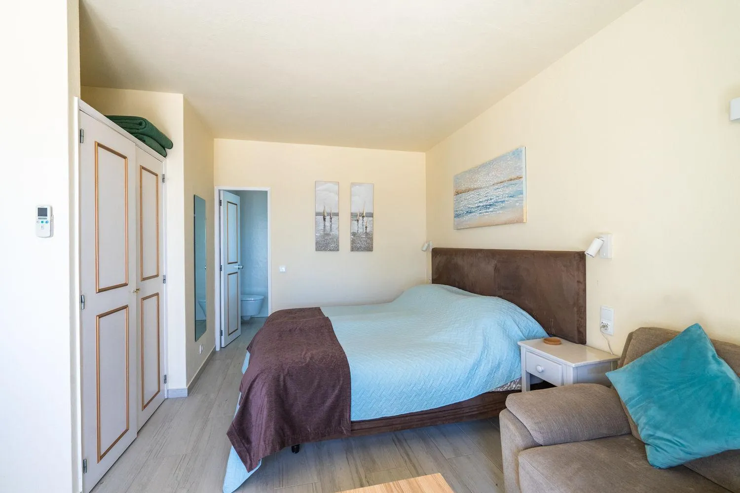 Bed in Luz Beach Apartments