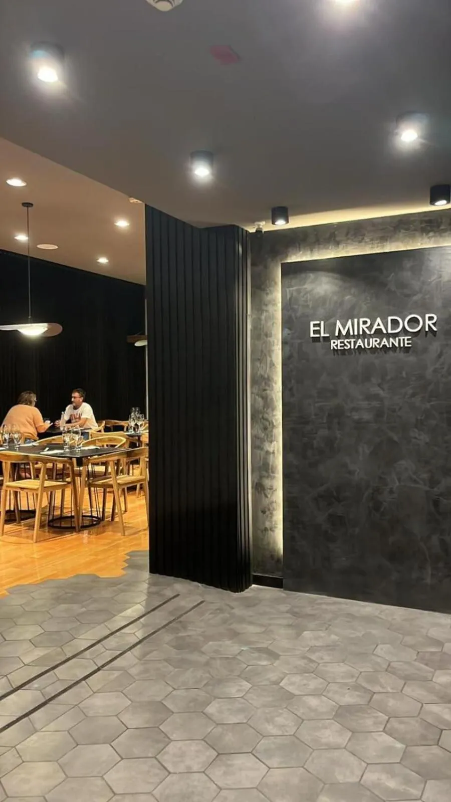 Restaurant/places to eat in Hotel Mendoza