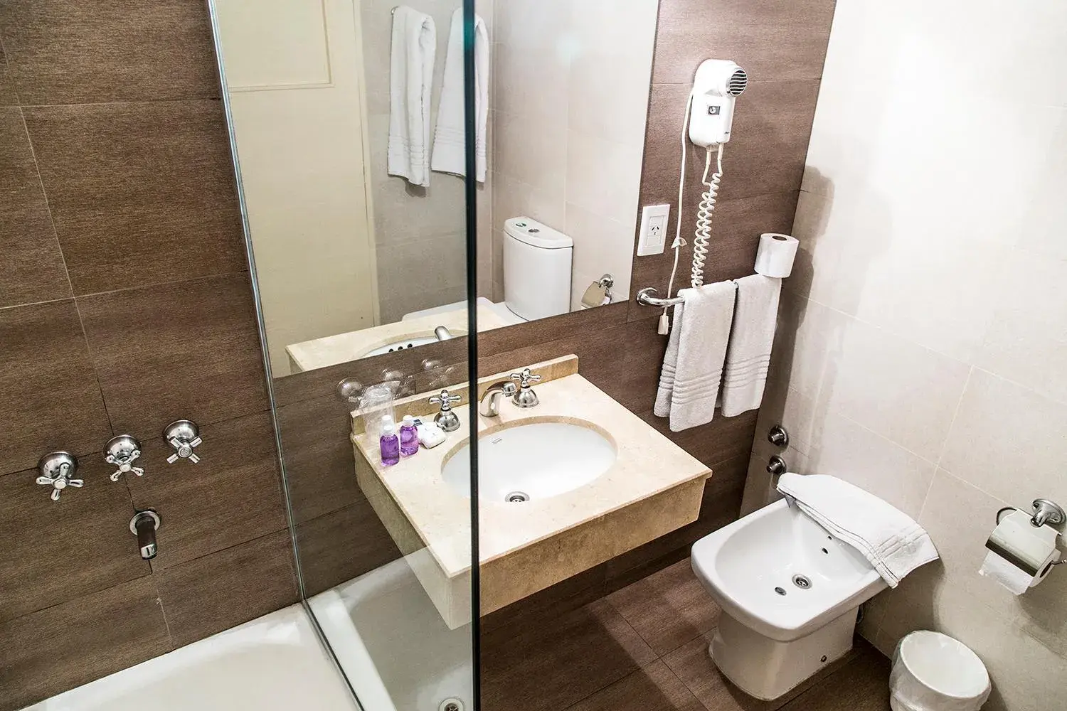 Bathroom in Hotel Mendoza Bathroom in Hotel Mendoza