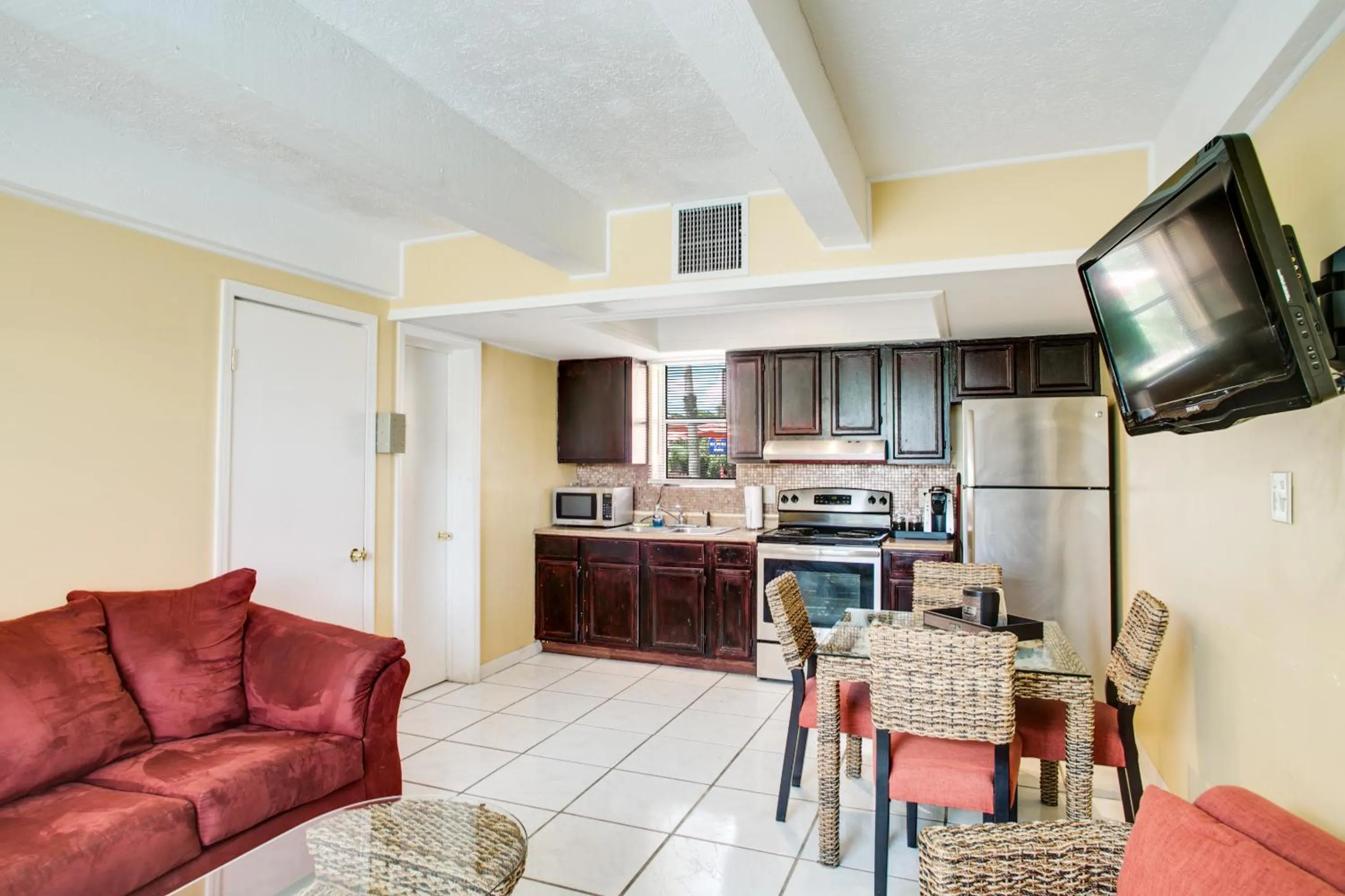 Kitchen or kitchenette in Royal Inn Beach Hutchinson Island