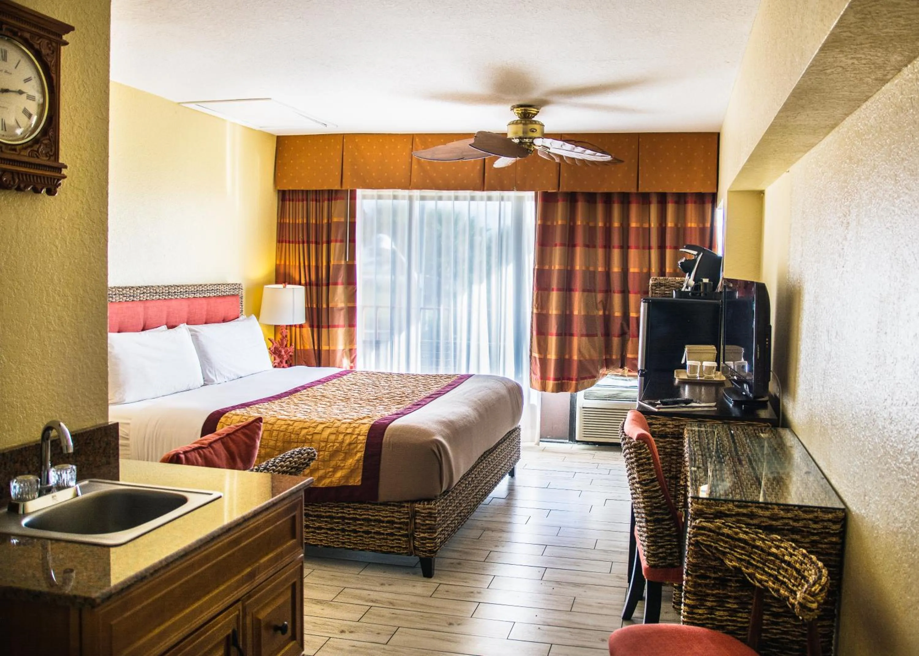 Photo of the whole room, Bed in Royal Inn Beach Hutchinson Island
