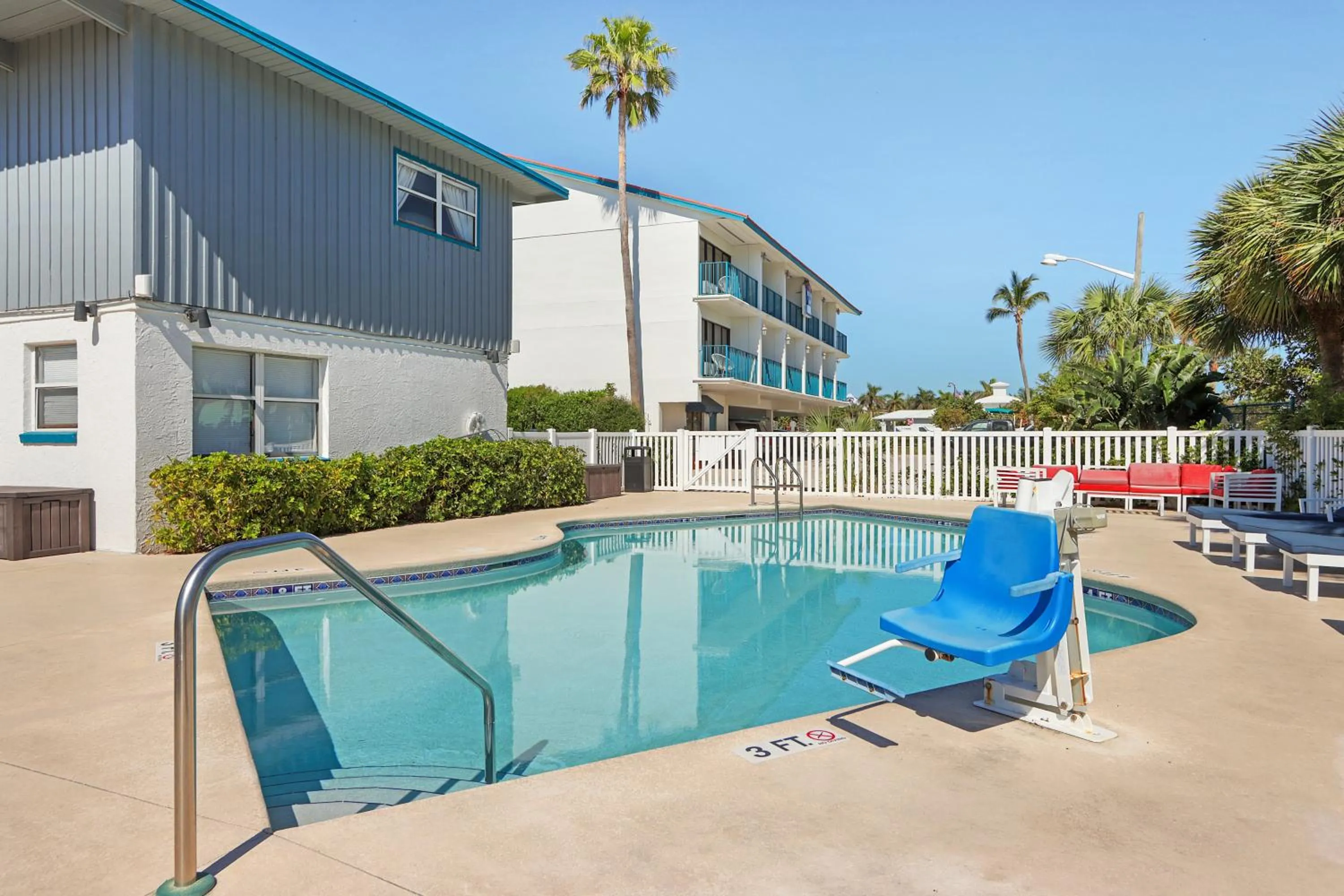 Swimming pool in Royal Inn Beach Hutchinson Island
