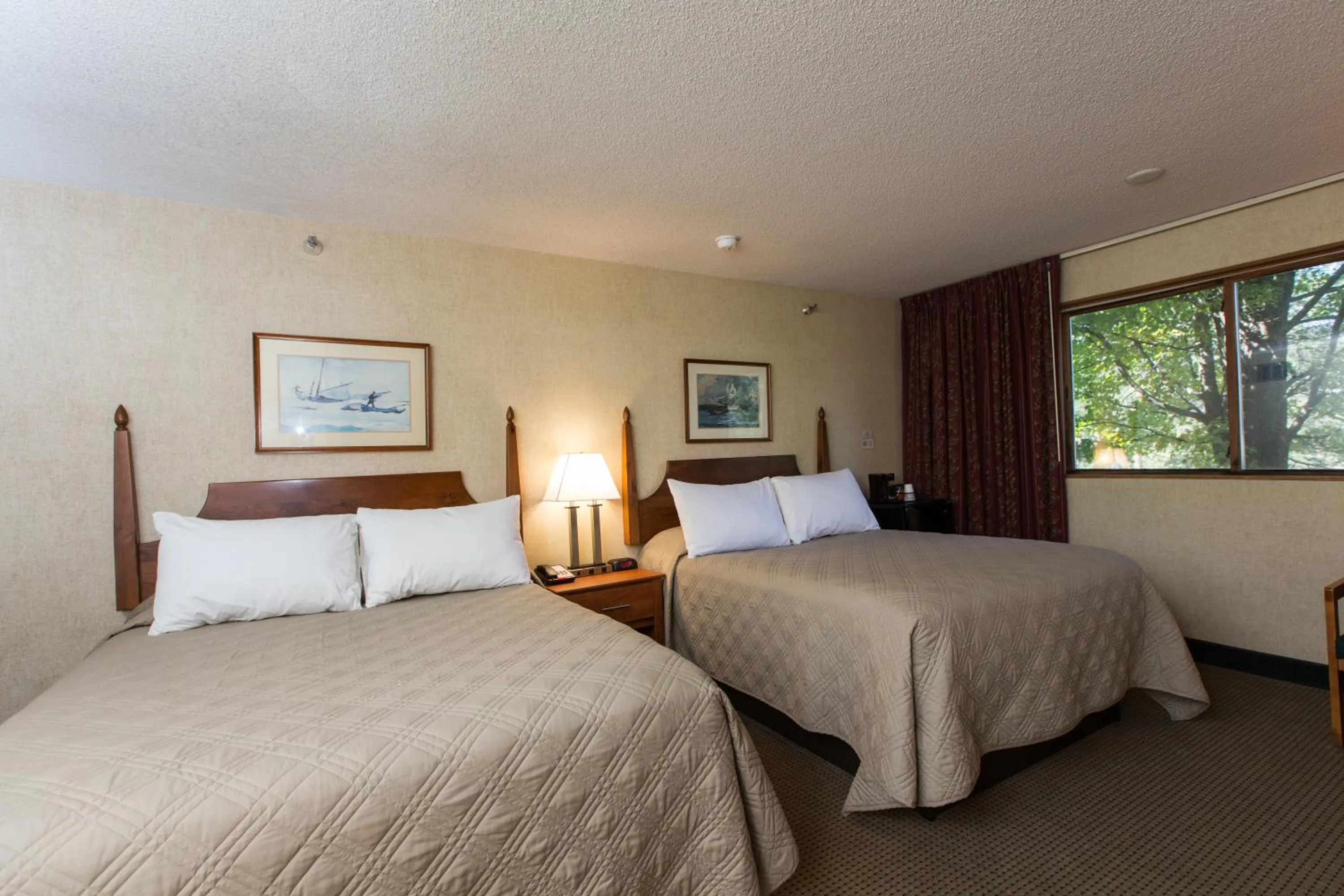 Bed in Commodores Inn