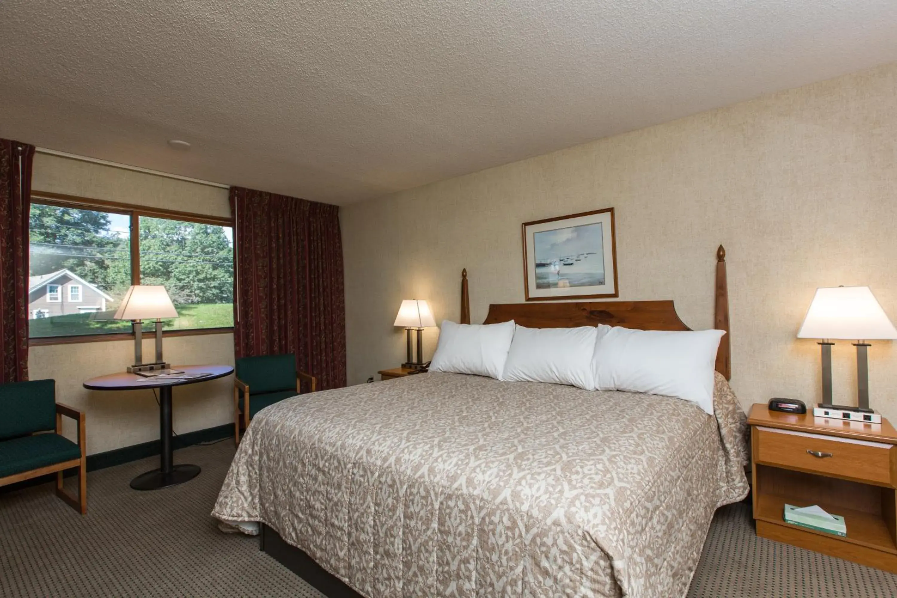 Bed in Commodores Inn Bed in Commodores Inn