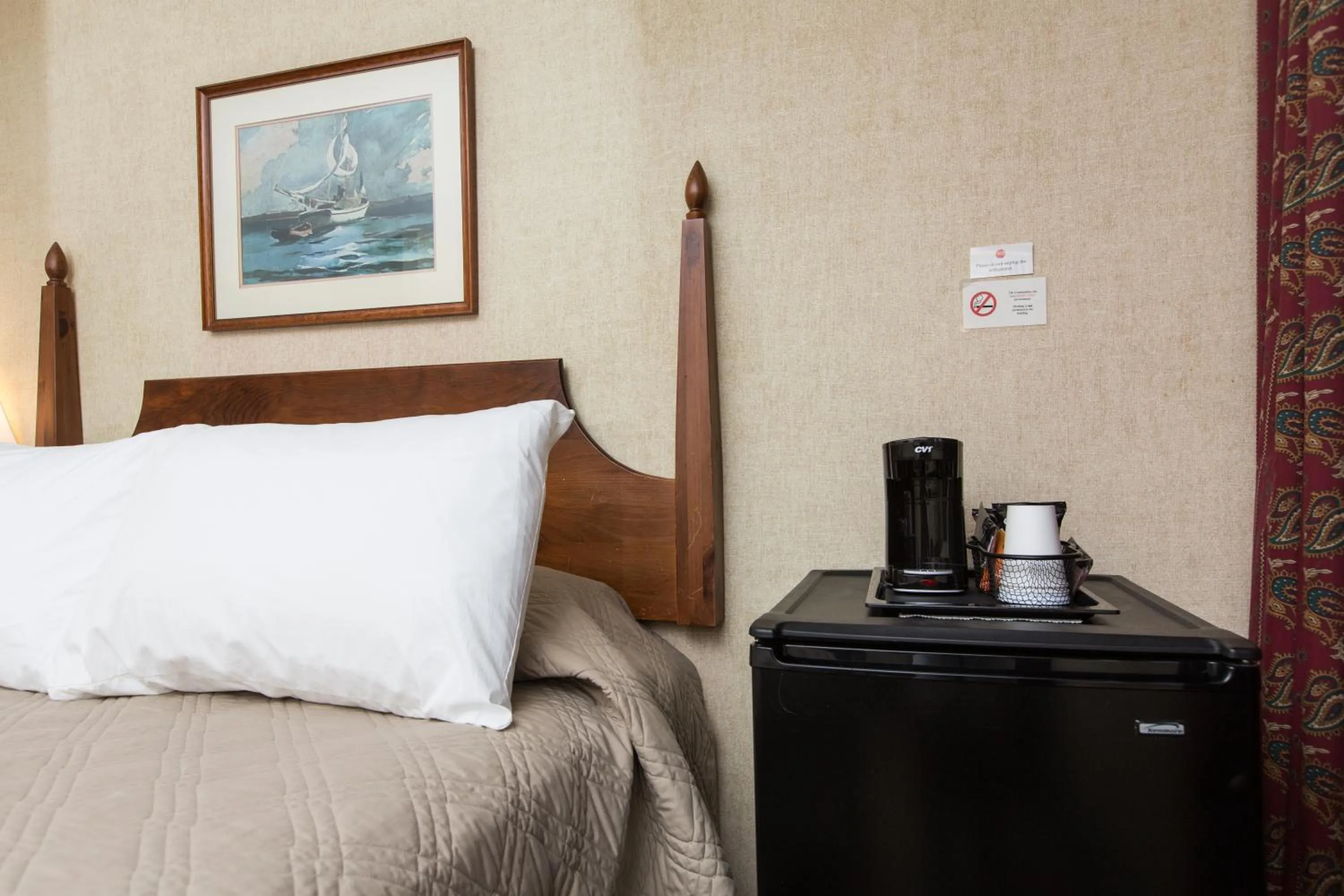 Bed in Commodores Inn