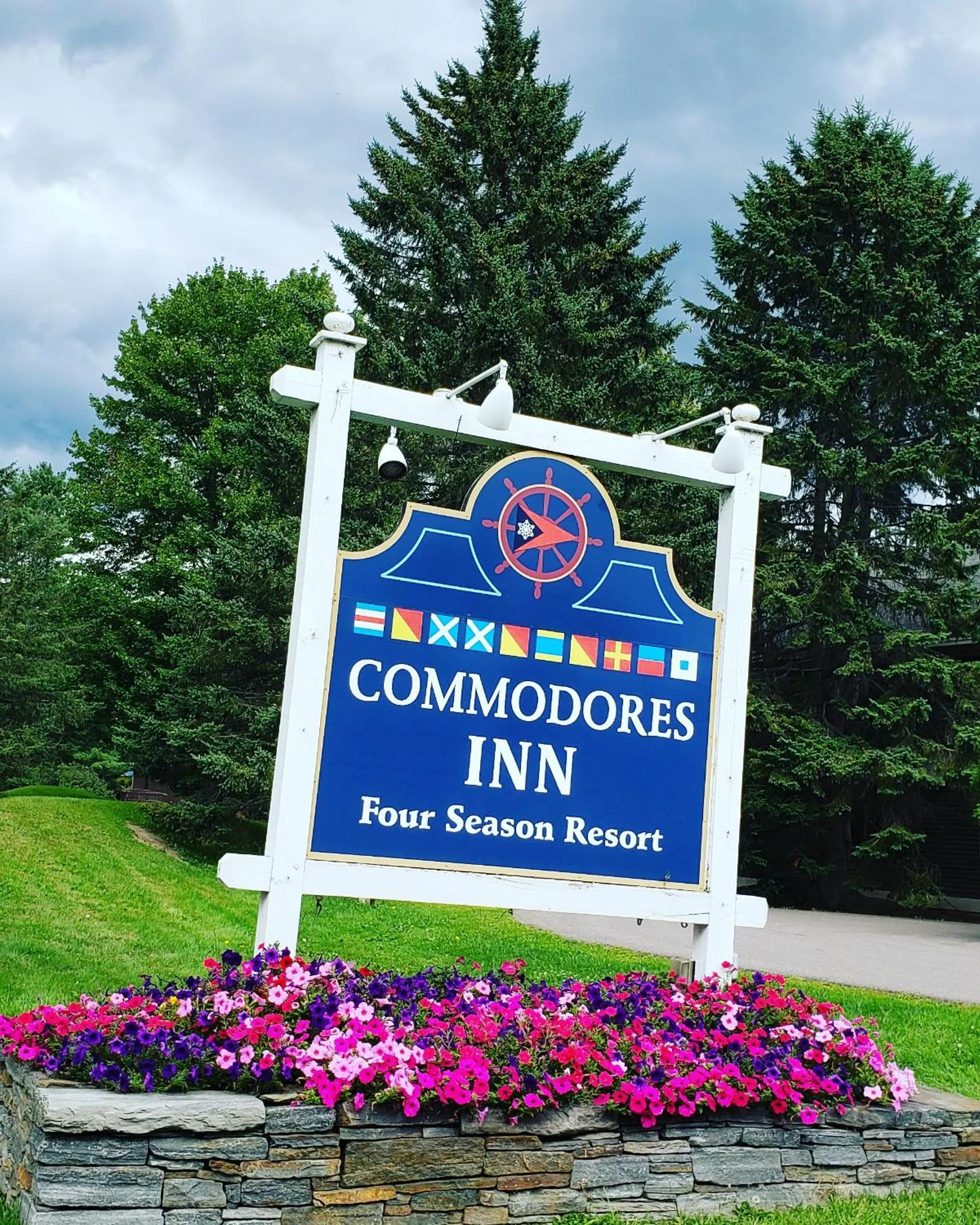 Property logo or sign in Commodores Inn