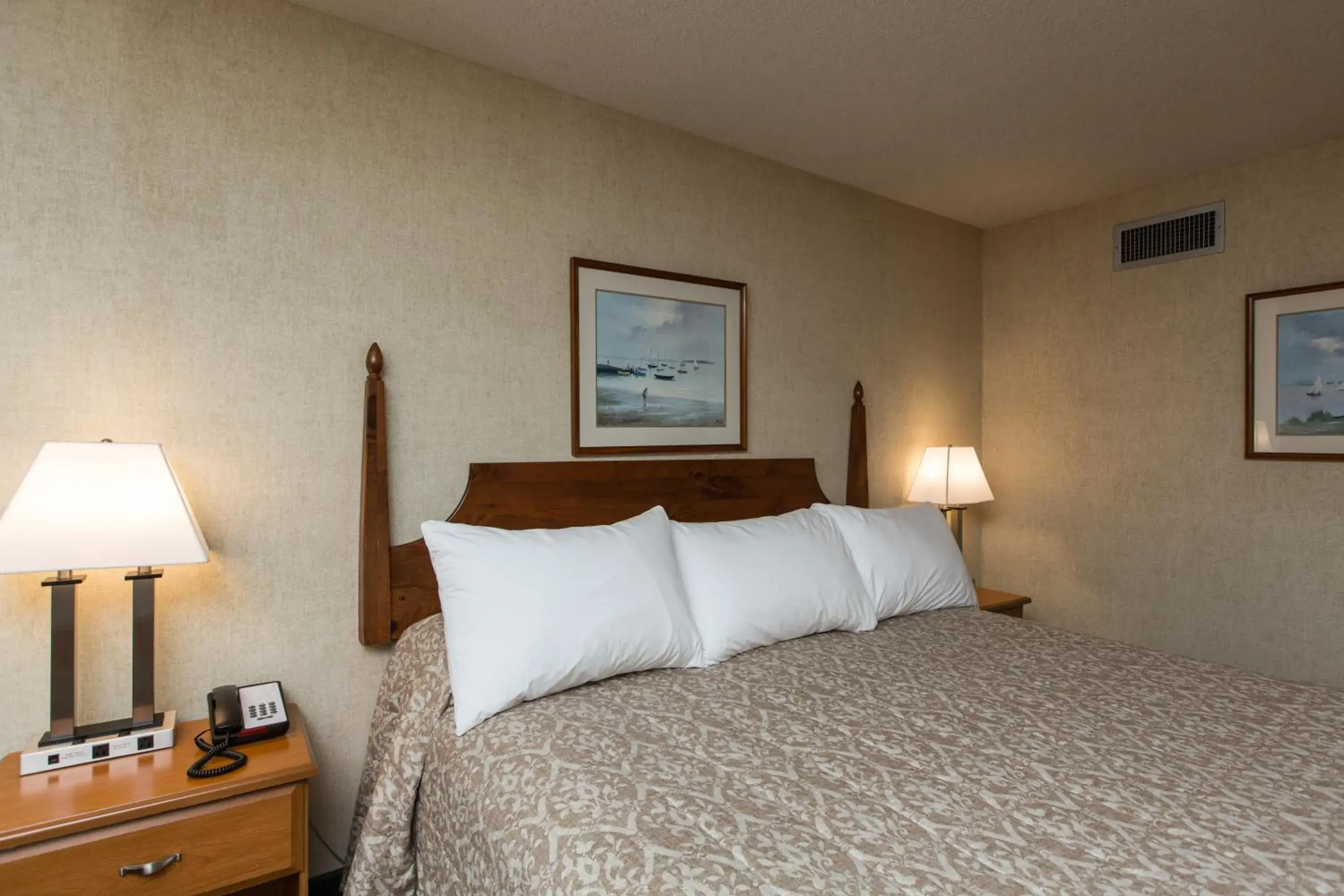 Bed in Commodores Inn Bed in Commodores Inn