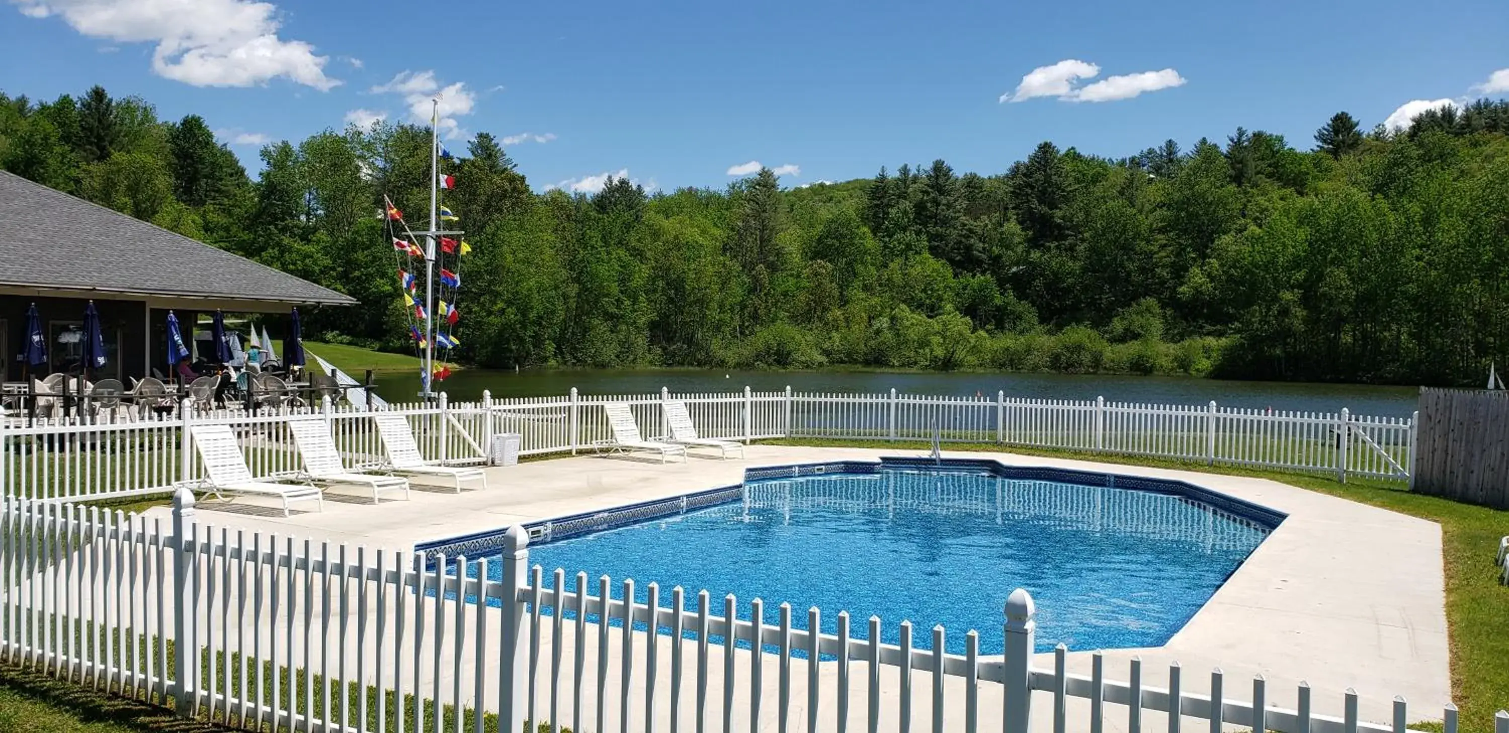 Pool view in Commodores Inn Pool view in Commodores Inn