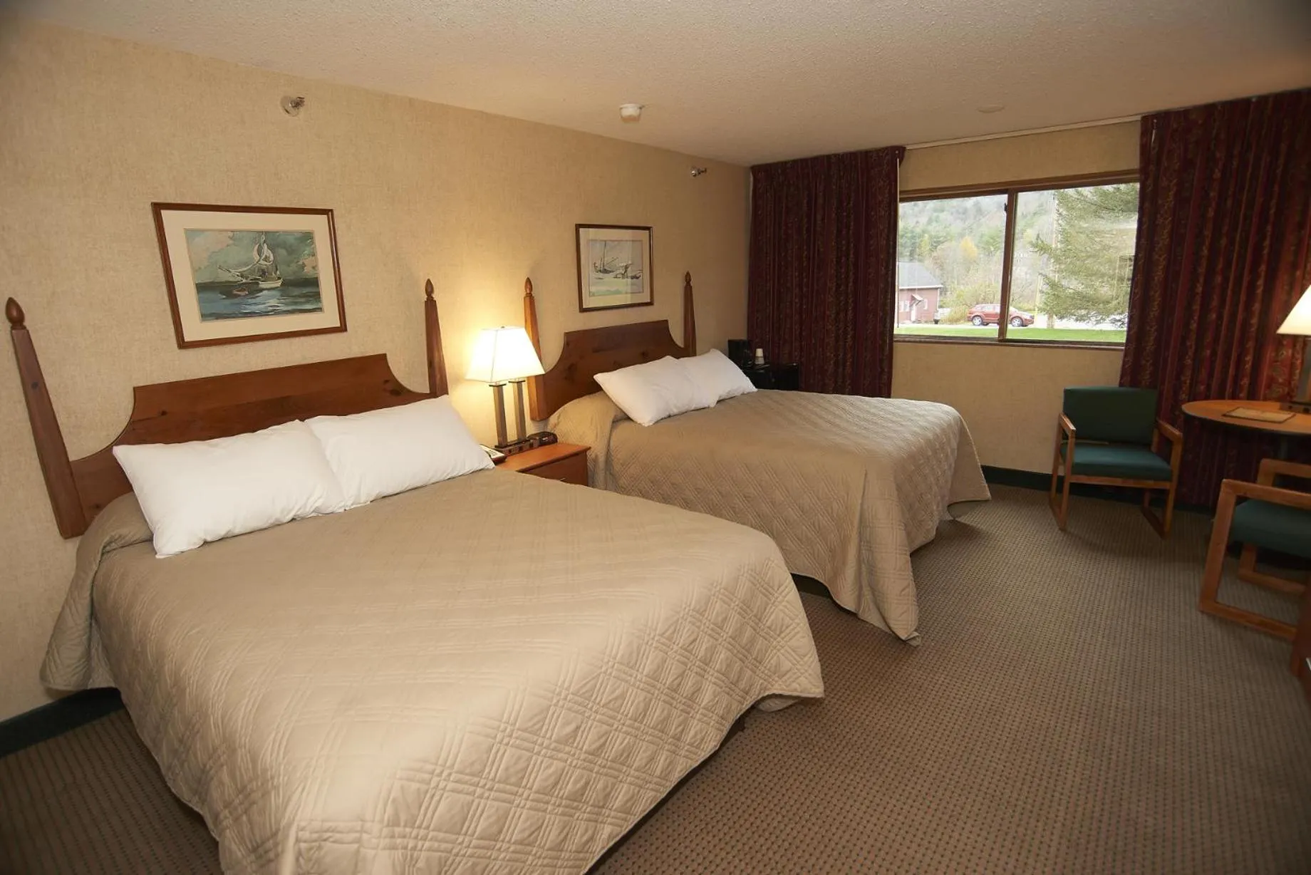 Photo of the whole room, Bed in Commodores Inn