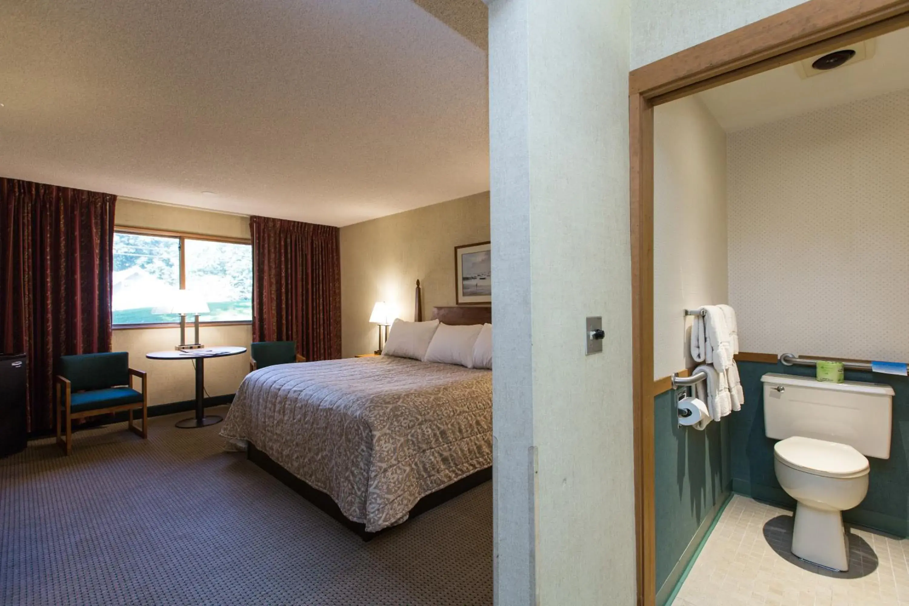 Bed in Commodores Inn Bed in Commodores Inn