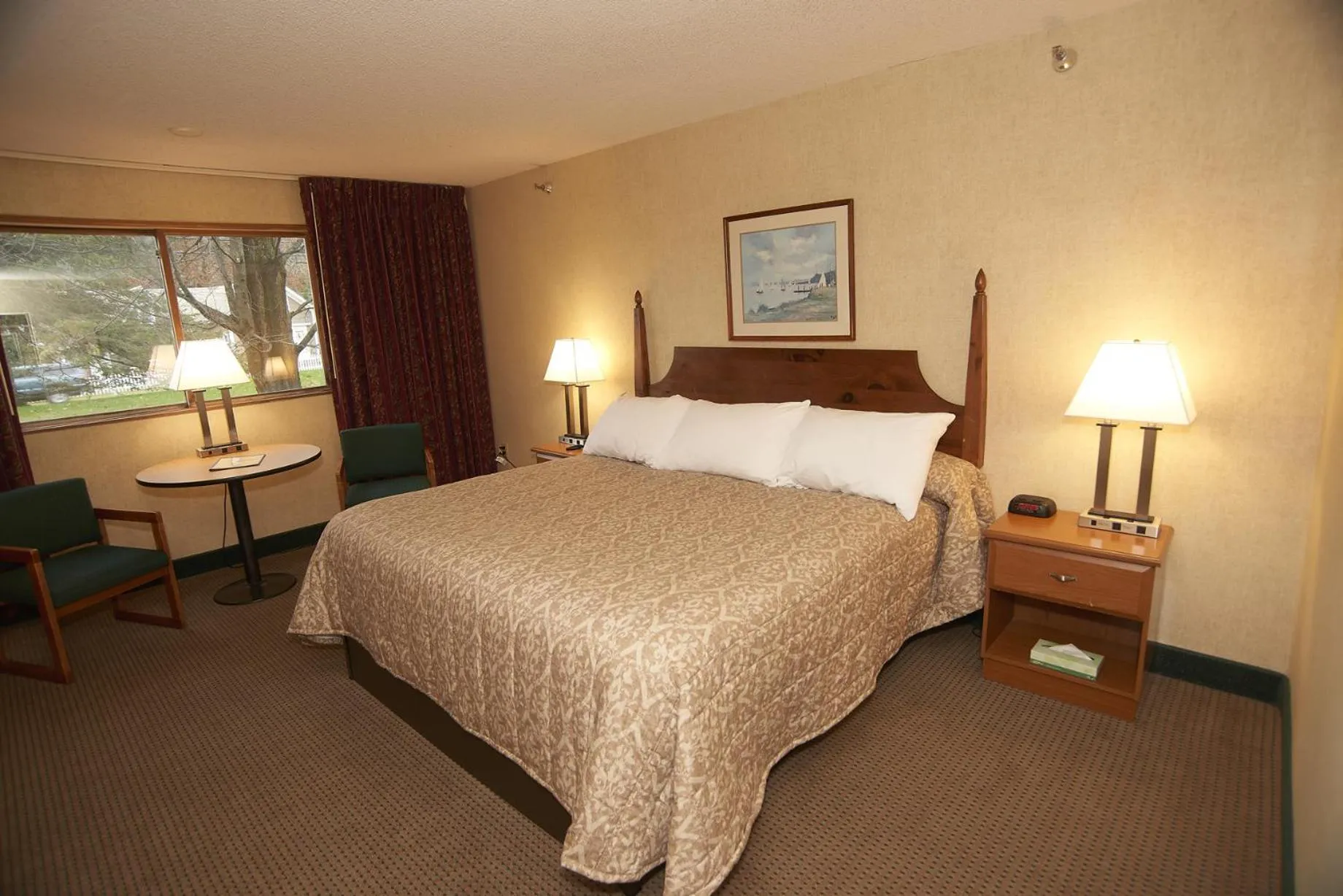 Photo of the whole room, Bed in Commodores Inn