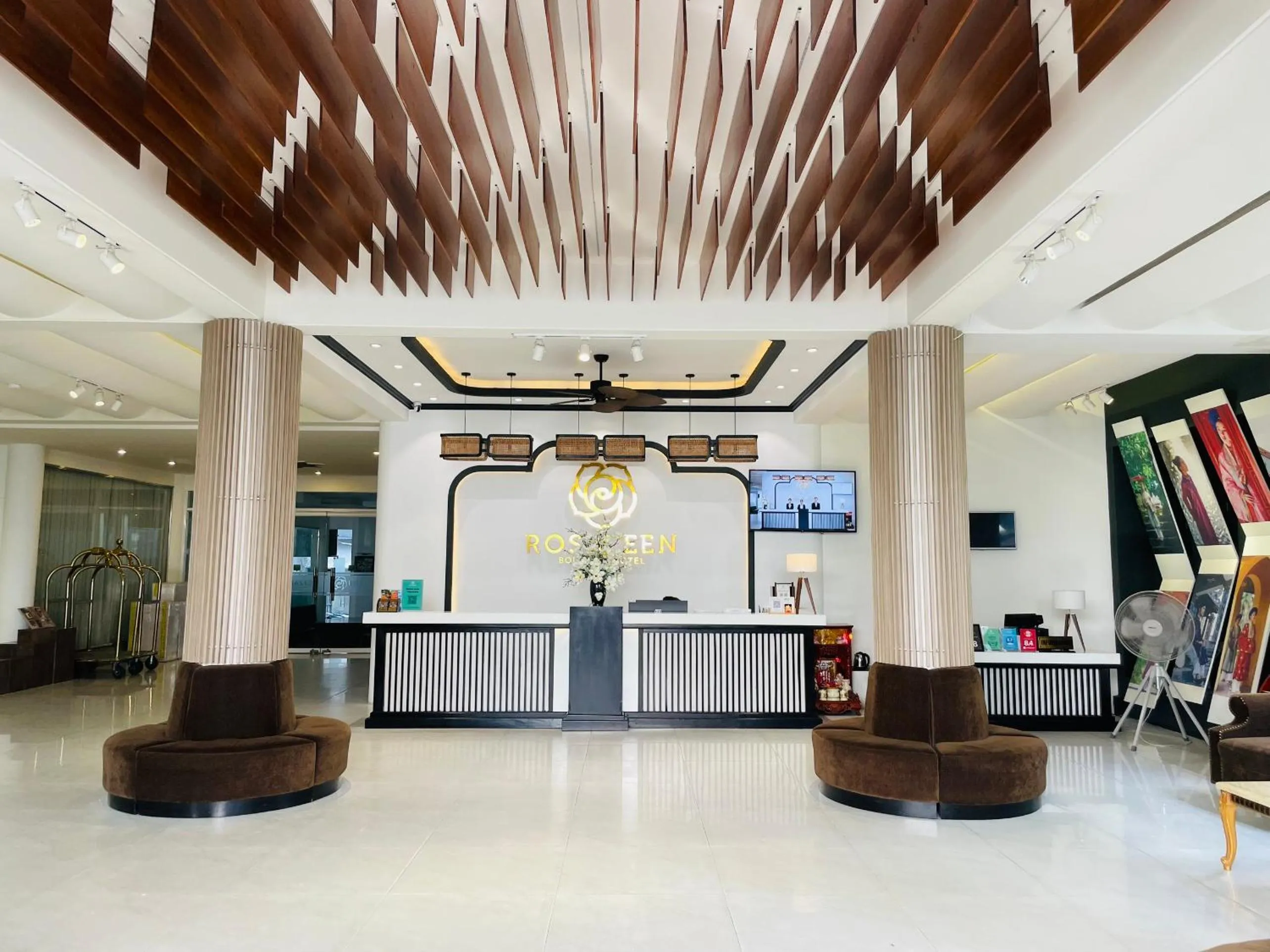 Communal lounge/ TV room in Rosaleen Boutique Hotel