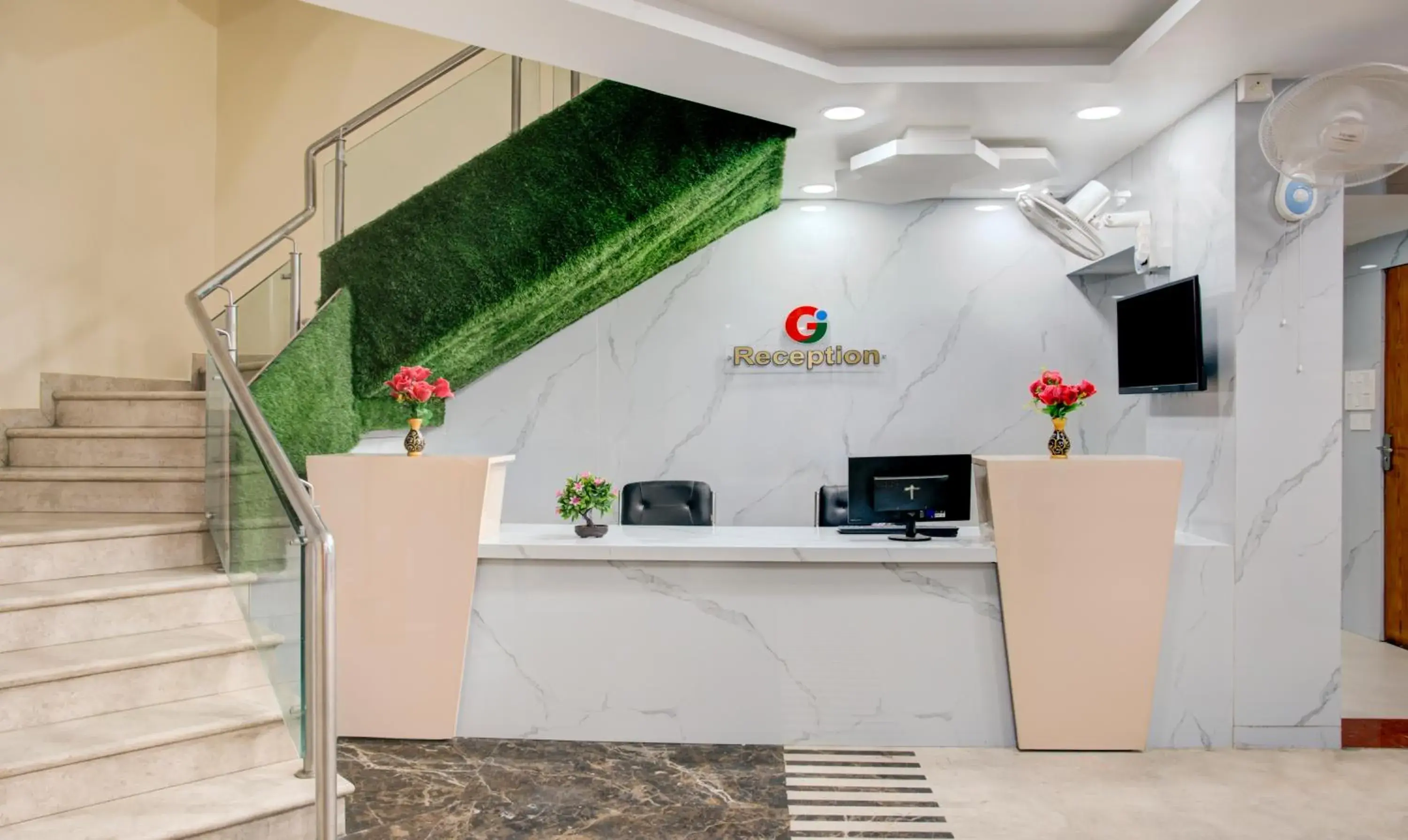 Lobby or reception in Treebo Golden Inn, 700 Mtrs From Promenade Beach Lobby or reception in Treebo Golden Inn, 700 Mtrs From Promenade Beach