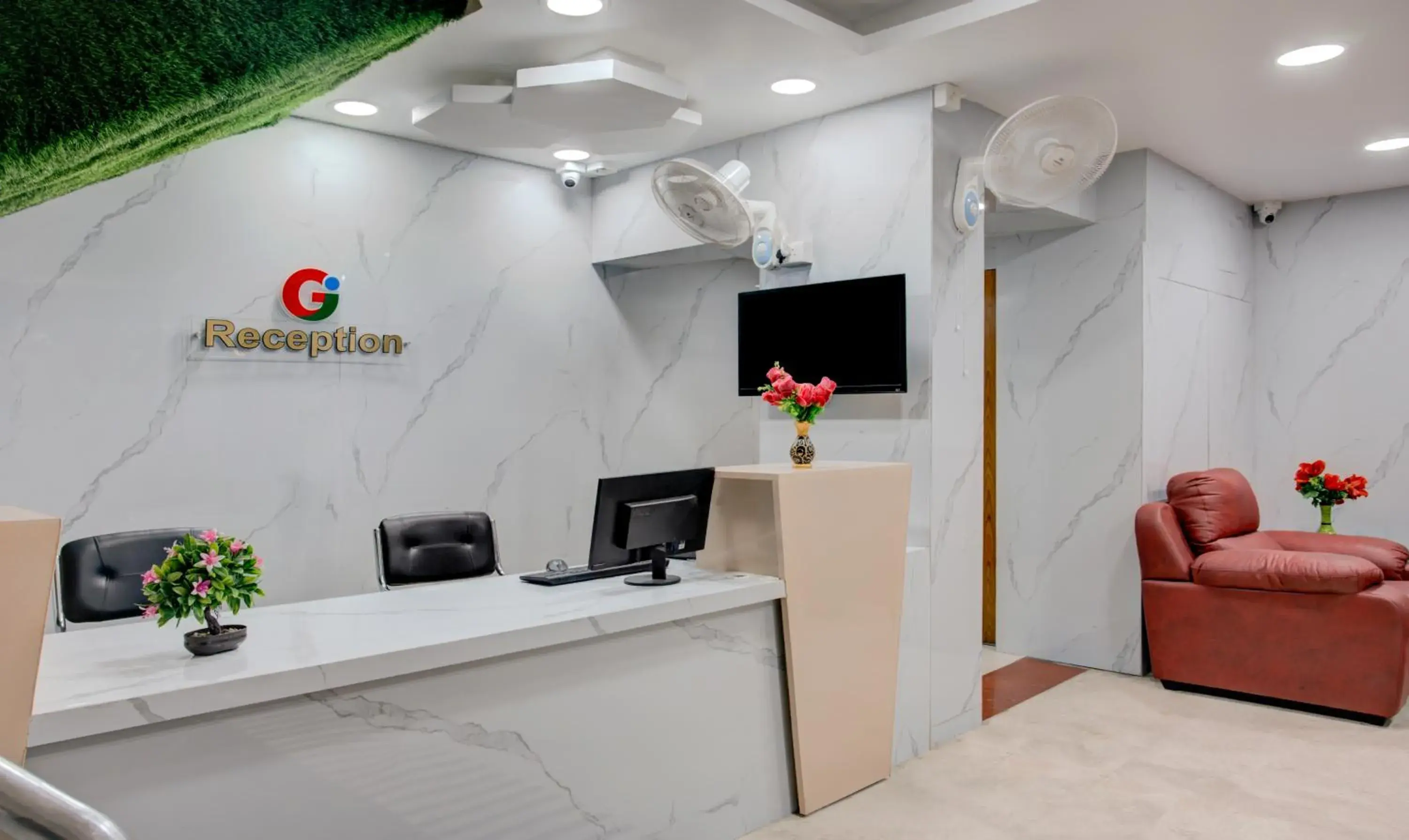 Lobby or reception in Treebo Golden Inn, 700 Mtrs From Promenade Beach Lobby or reception in Treebo Golden Inn, 700 Mtrs From Promenade Beach