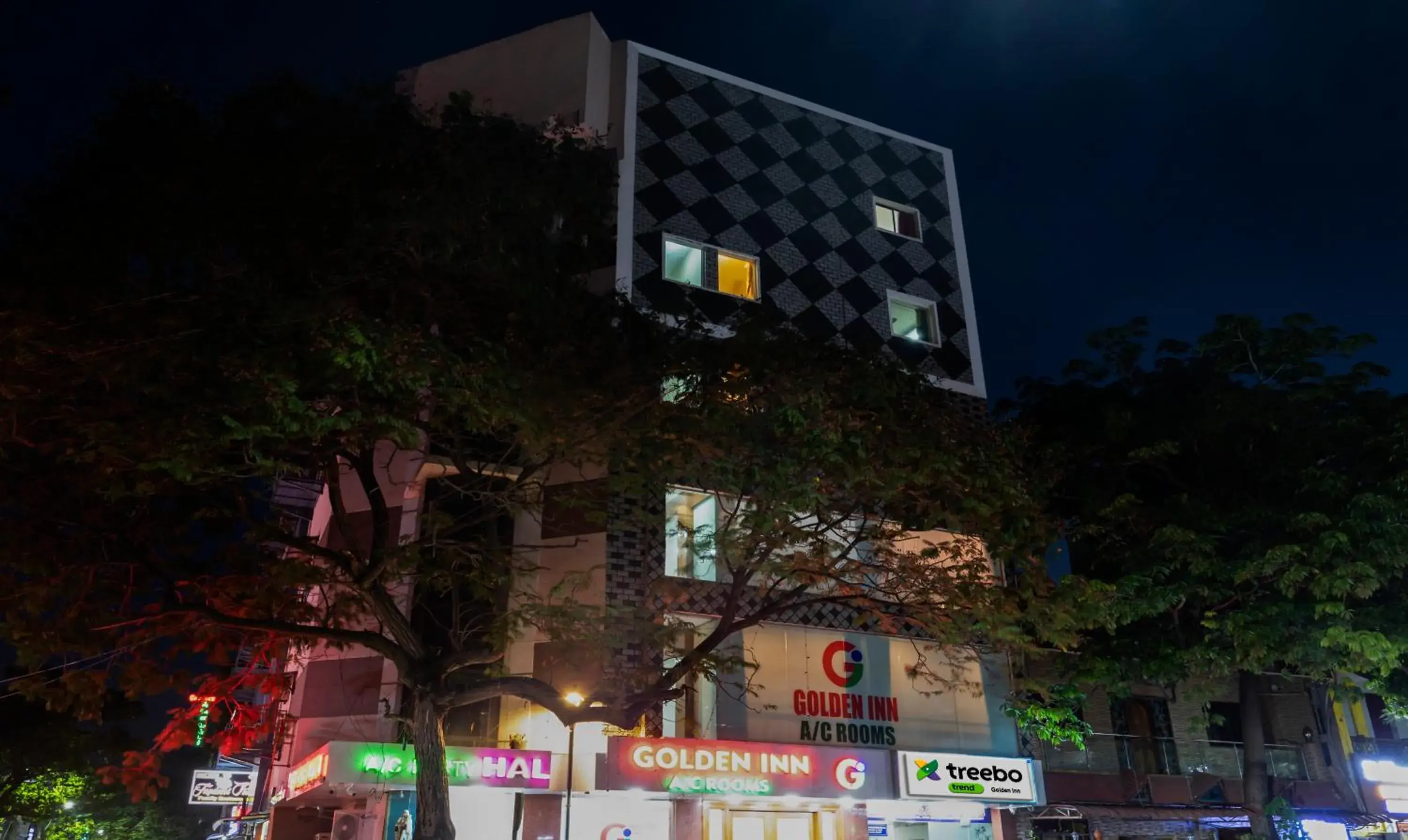 Property building in Treebo Golden Inn, 700 Mtrs From Promenade Beach Property building in Treebo Golden Inn, 700 Mtrs From Promenade Beach