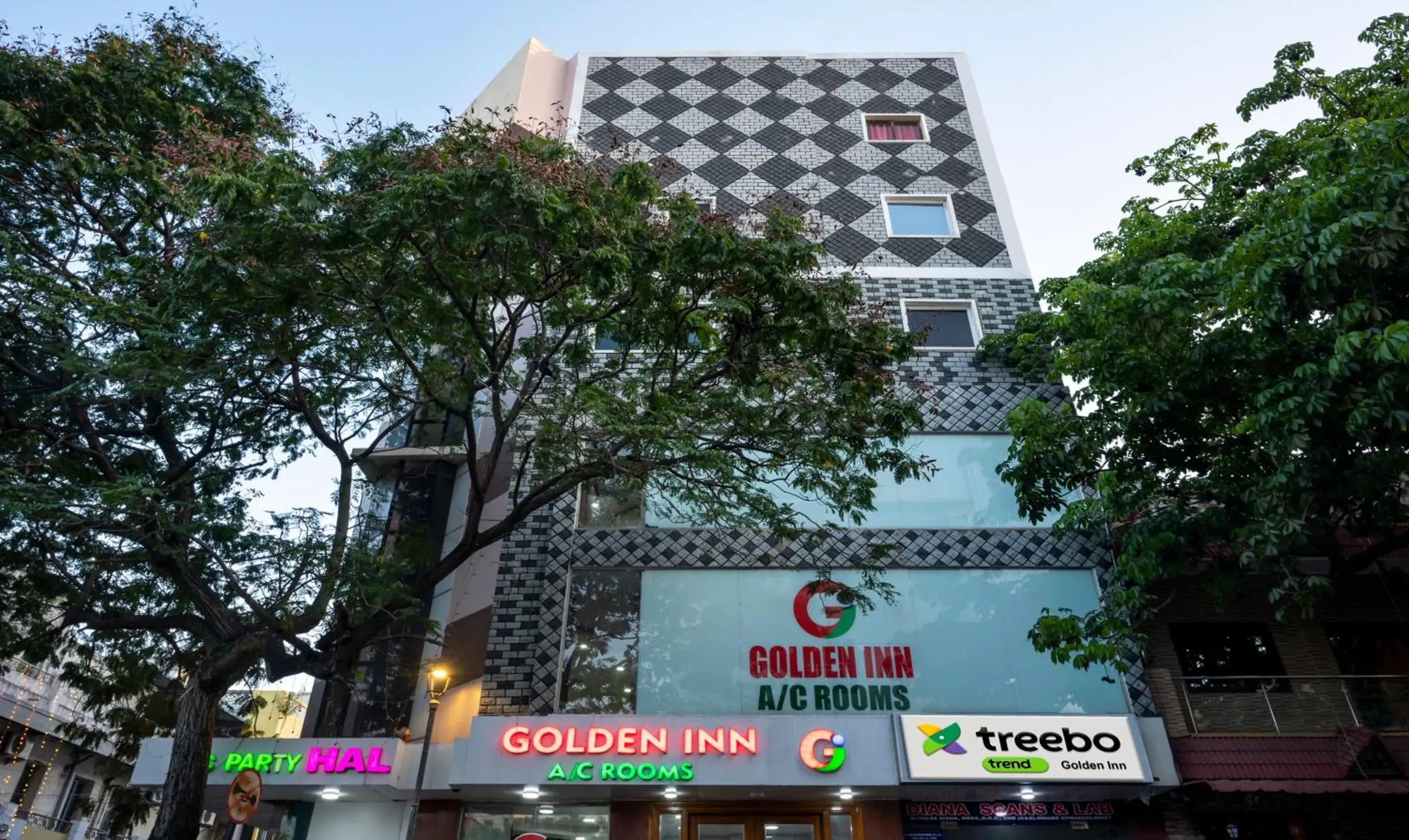 Property building in Treebo Golden Inn, 700 Mtrs From Promenade Beach Property building in Treebo Golden Inn, 700 Mtrs From Promenade Beach