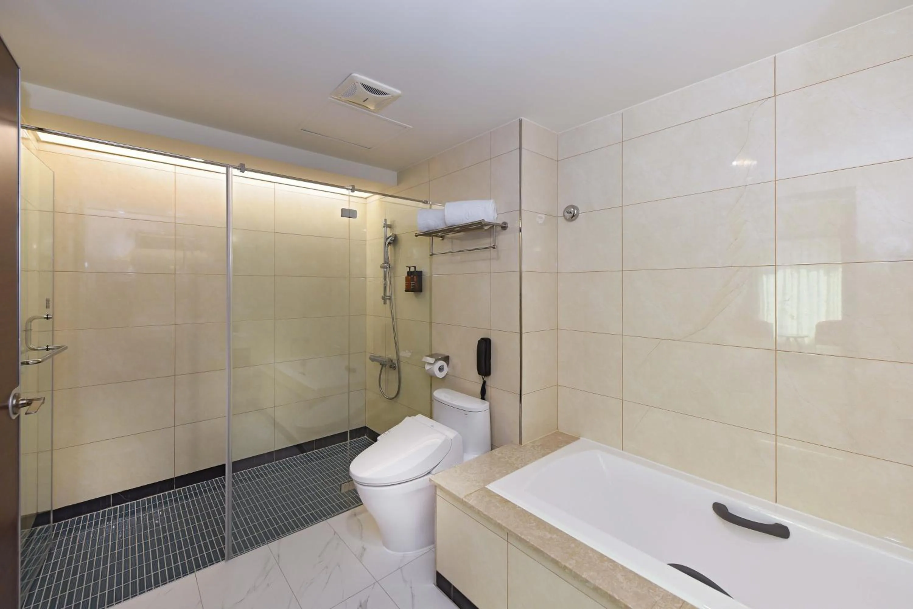 Toilet in Fullon Poshtel - Linkou