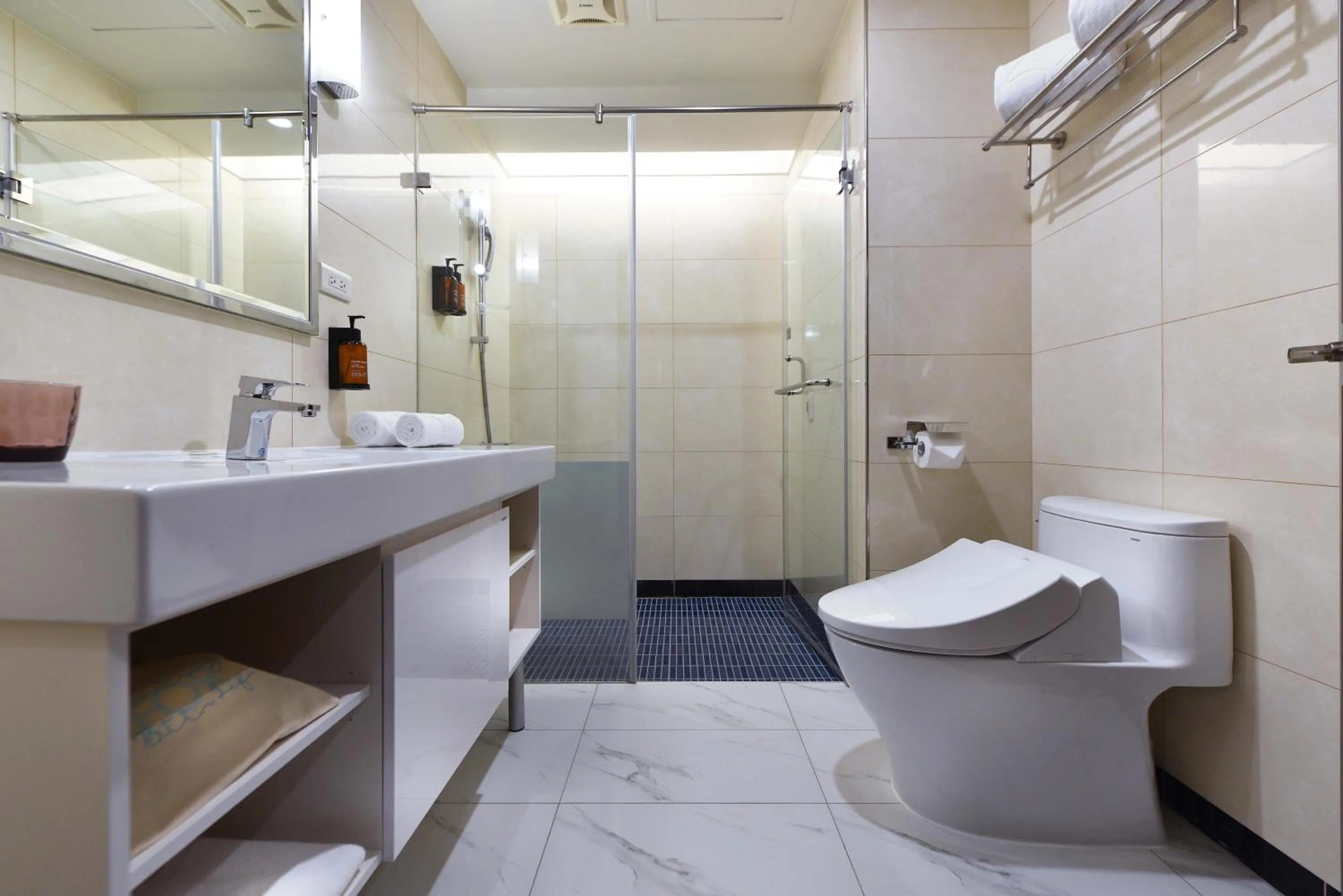 Toilet in Fullon Poshtel - Linkou