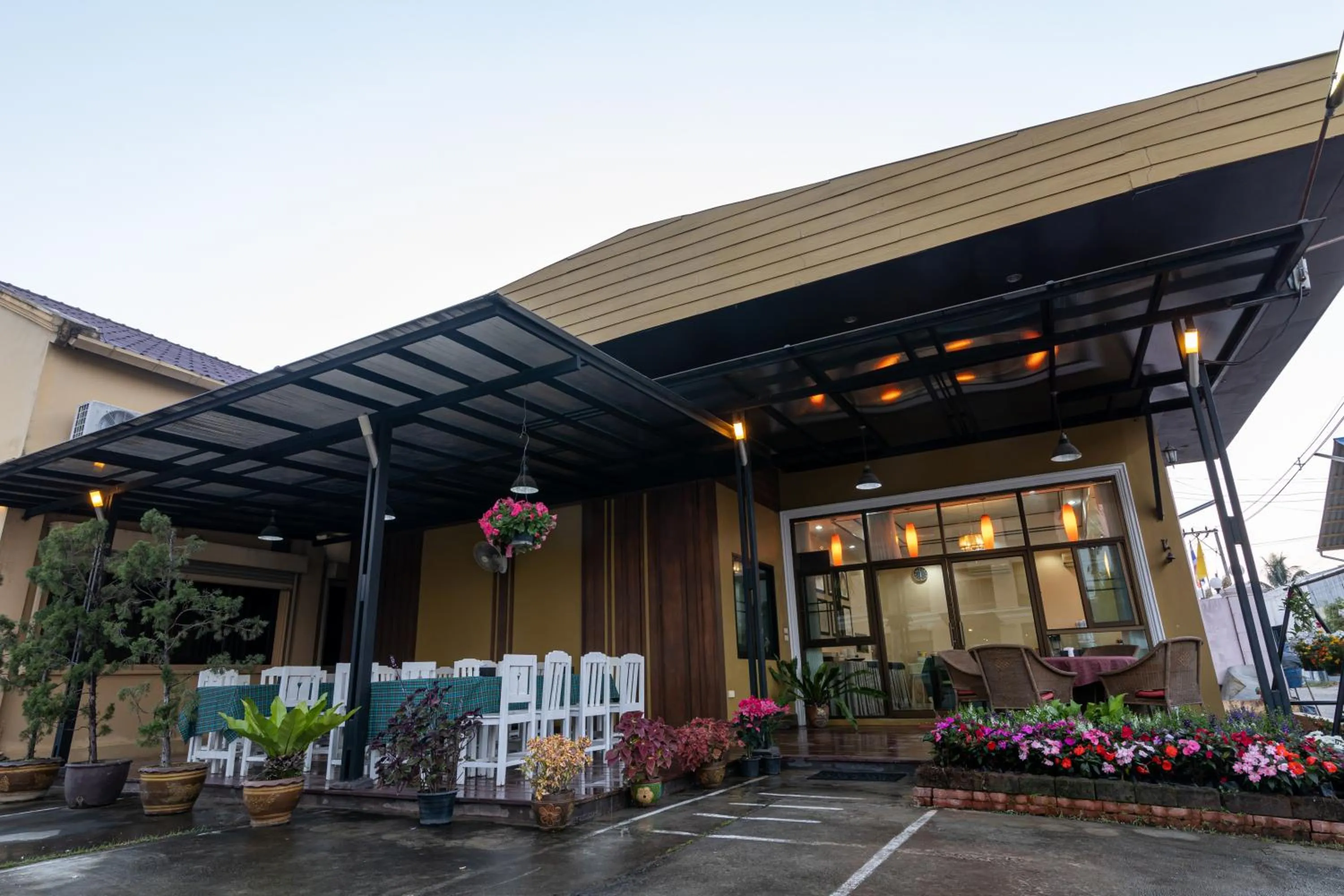 Restaurant/places to eat in The Palm Garden Hotel