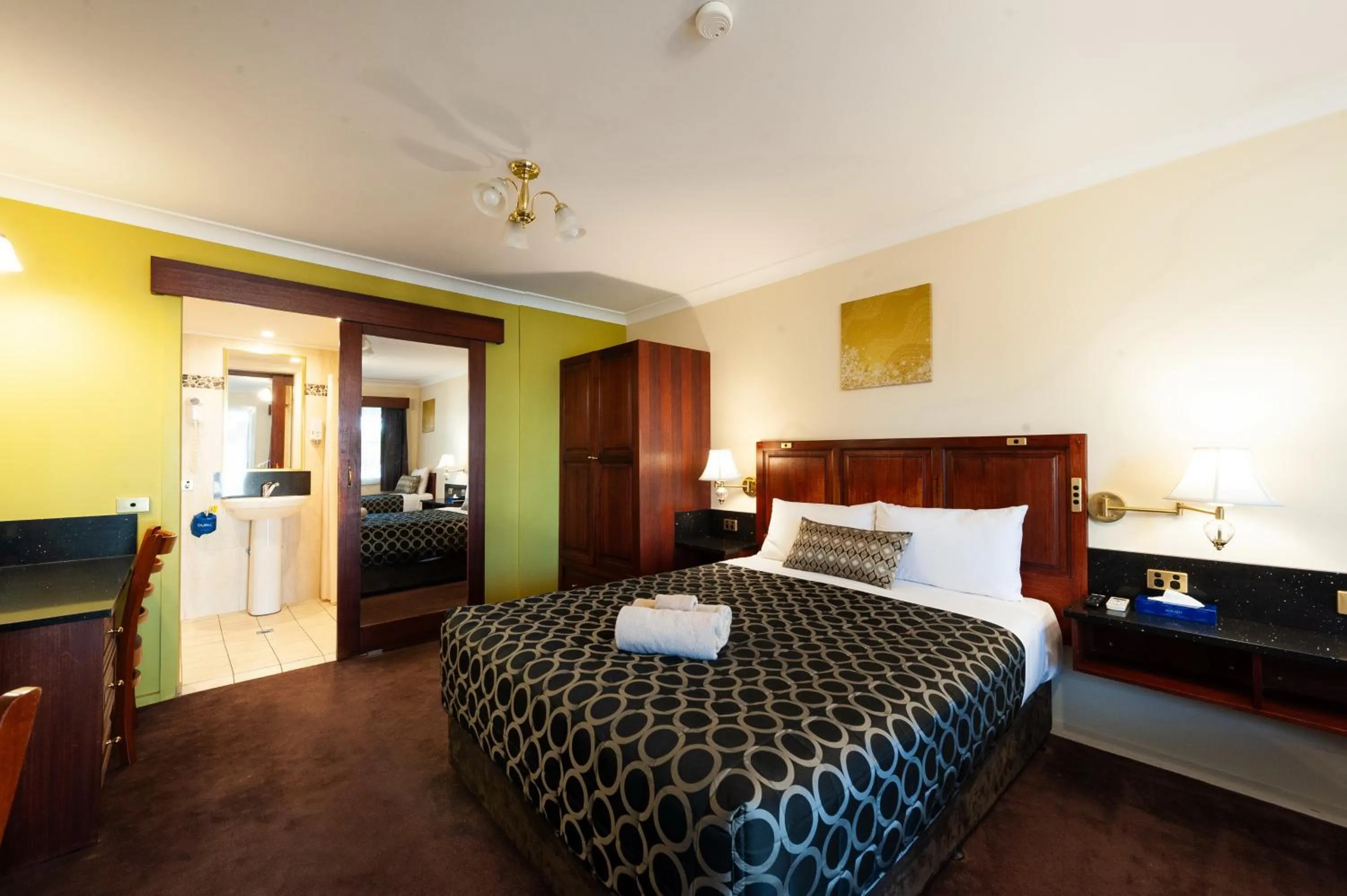 Bed in Albury Georgian Motel & Suites