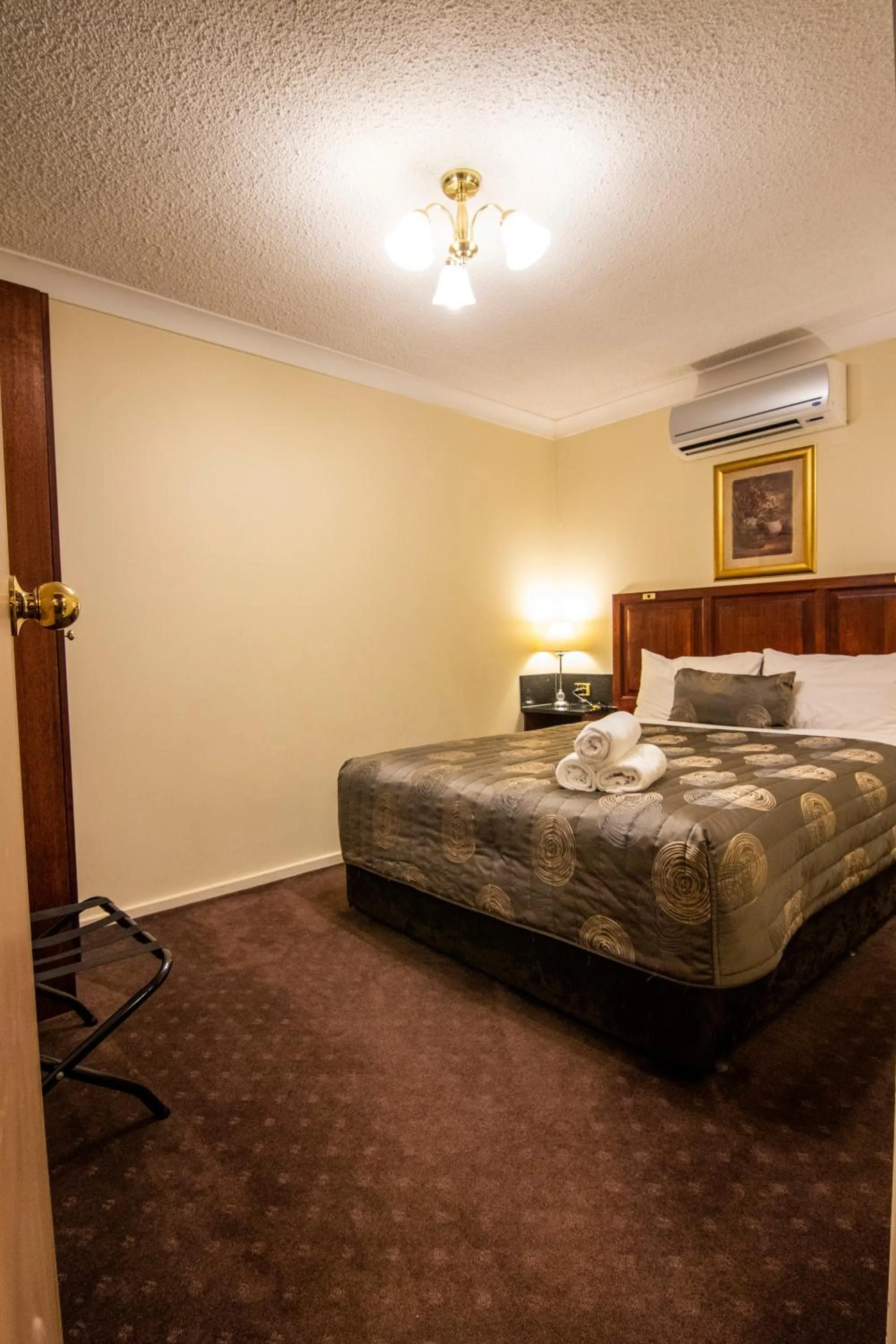 Bed in Albury Georgian Motel & Suites