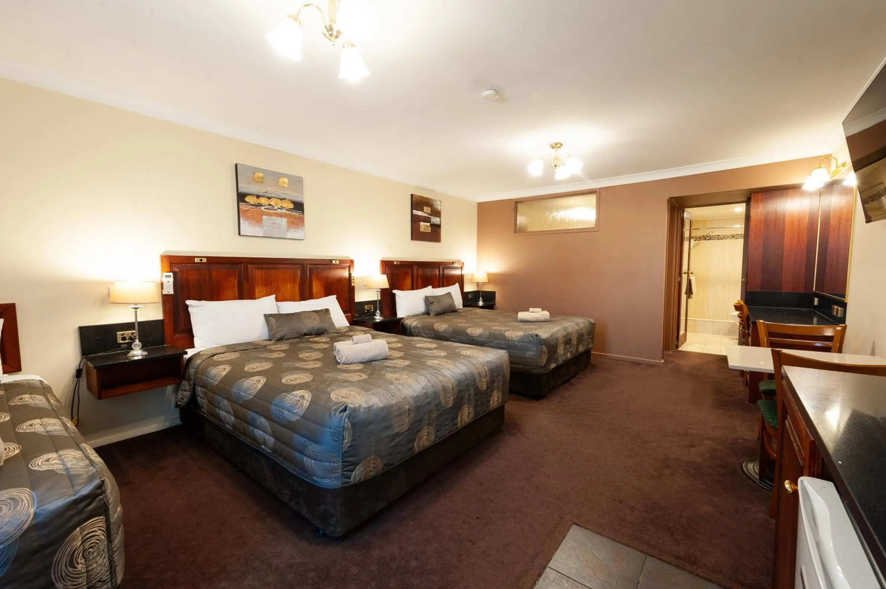 Bed in Albury Georgian Motel & Suites