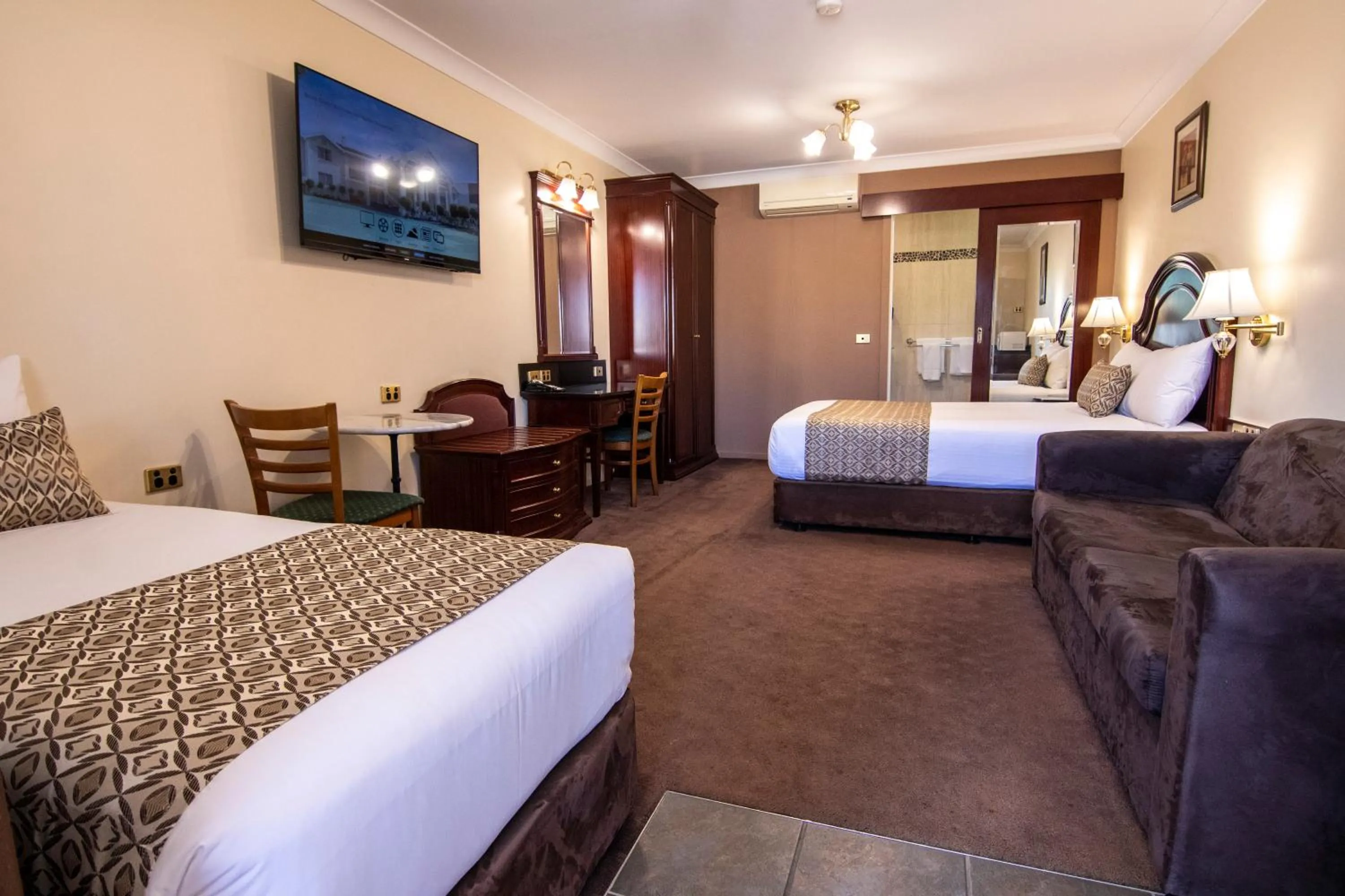 Bed in Albury Georgian Motel & Suites