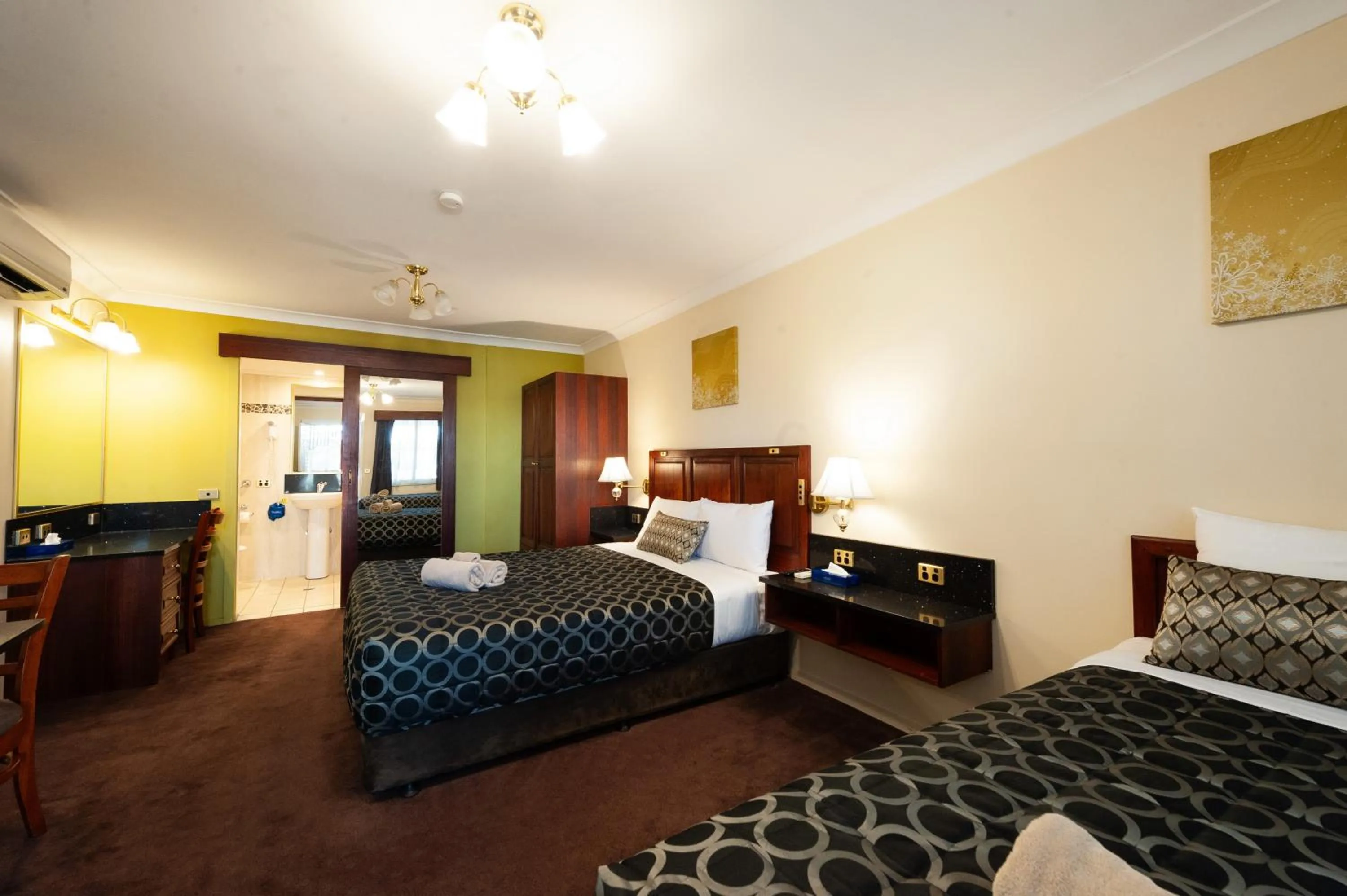 Bed in Albury Georgian Motel & Suites