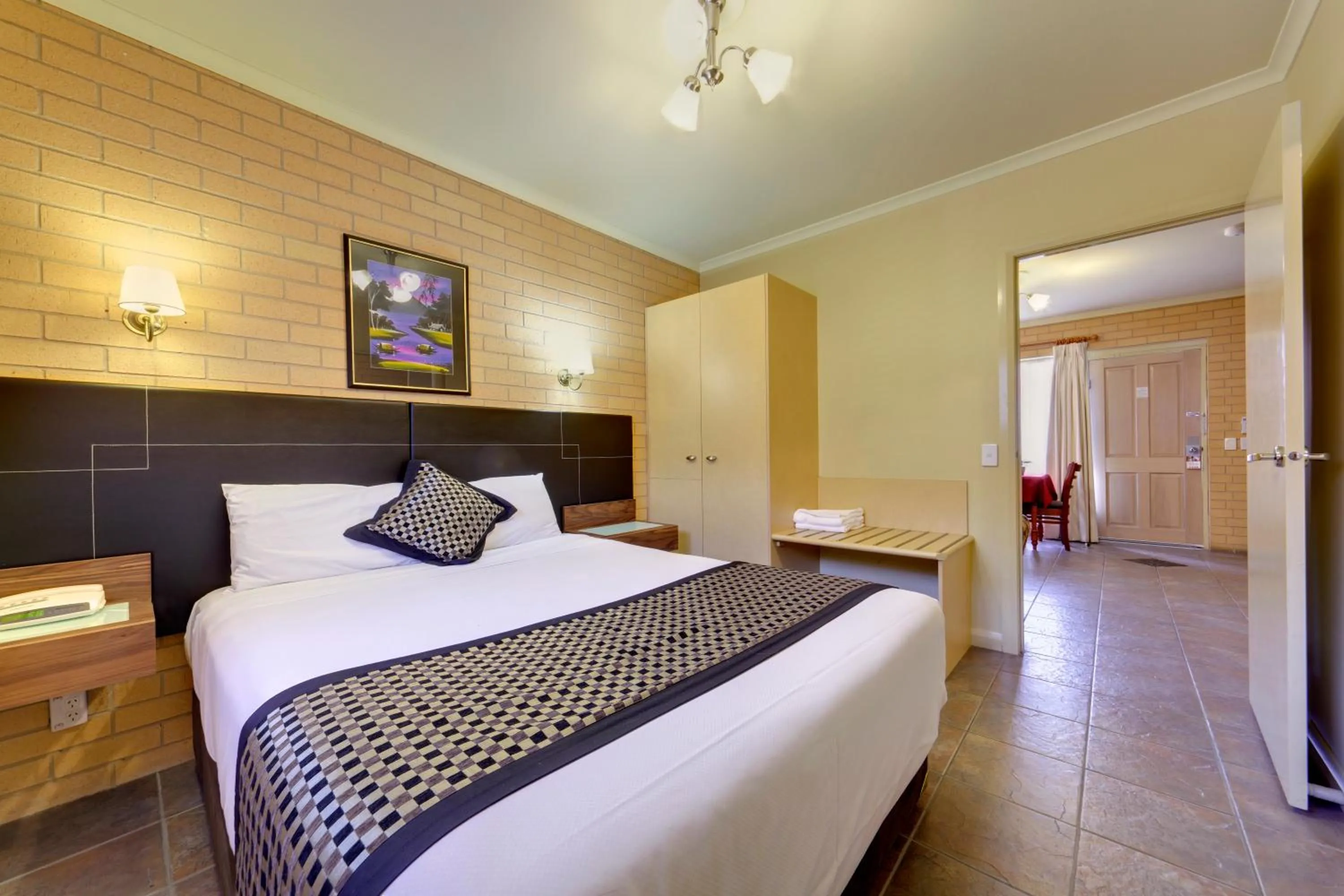 Bed in Albury Georgian Motel & Suites