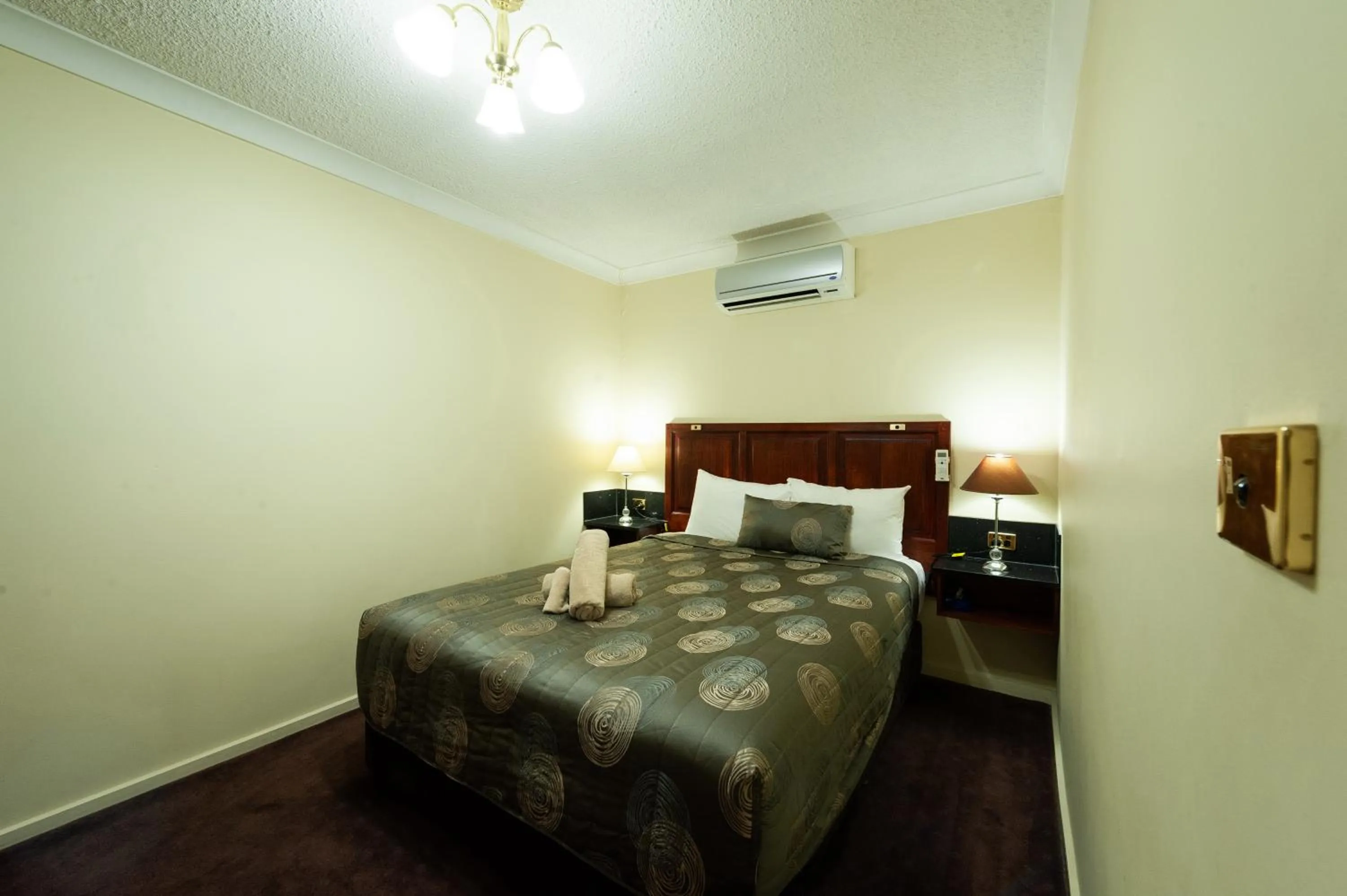 Bed in Albury Georgian Motel & Suites