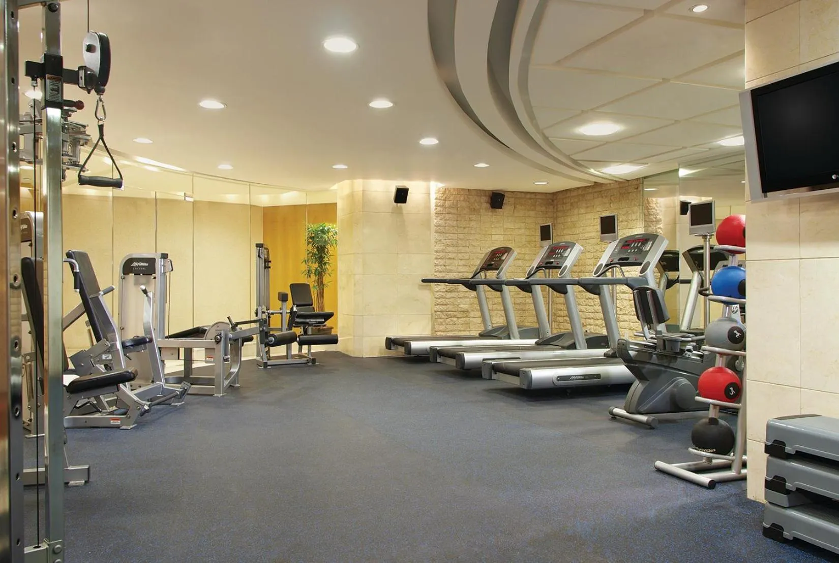 Fitness centre/facilities in New Coast Hotel Manila