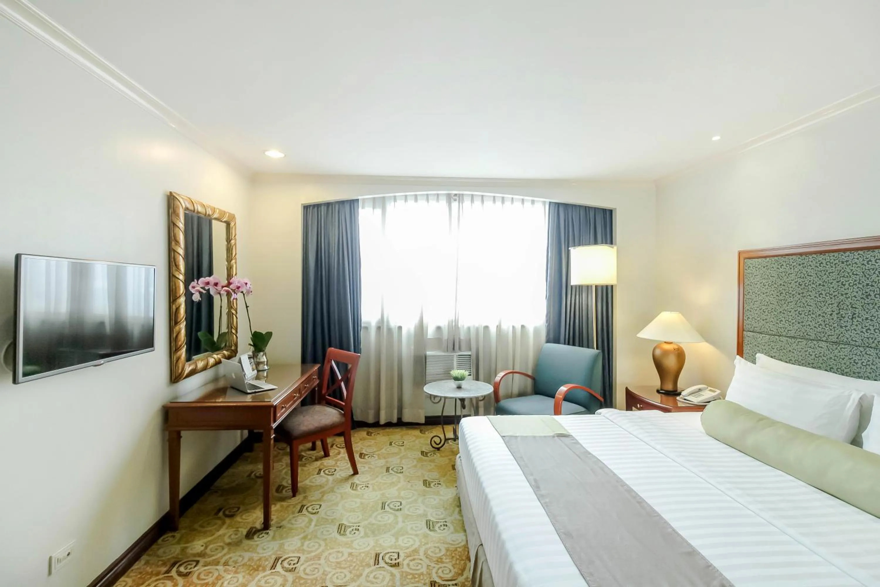 Bed in Makati Palace Hotel