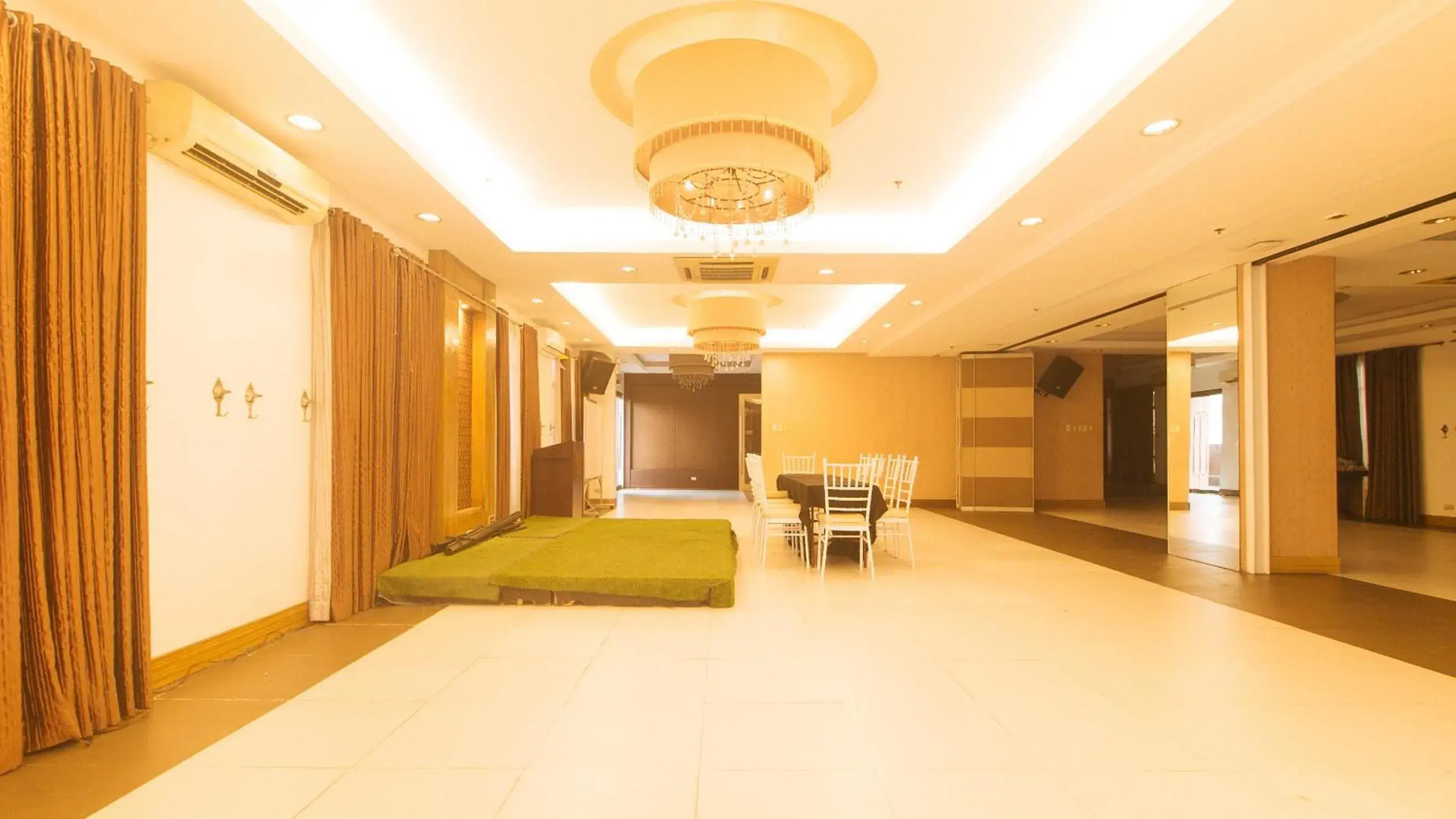 Meeting/conference room, Bed in Torre Venezia Suites Meeting/conference room, Bed in Torre Venezia Suites