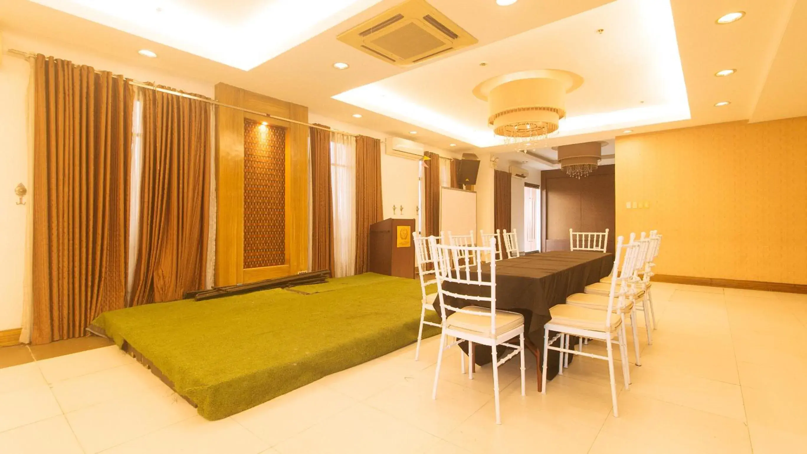 Meeting/conference room, Bed in Torre Venezia Suites Meeting/conference room, Bed in Torre Venezia Suites