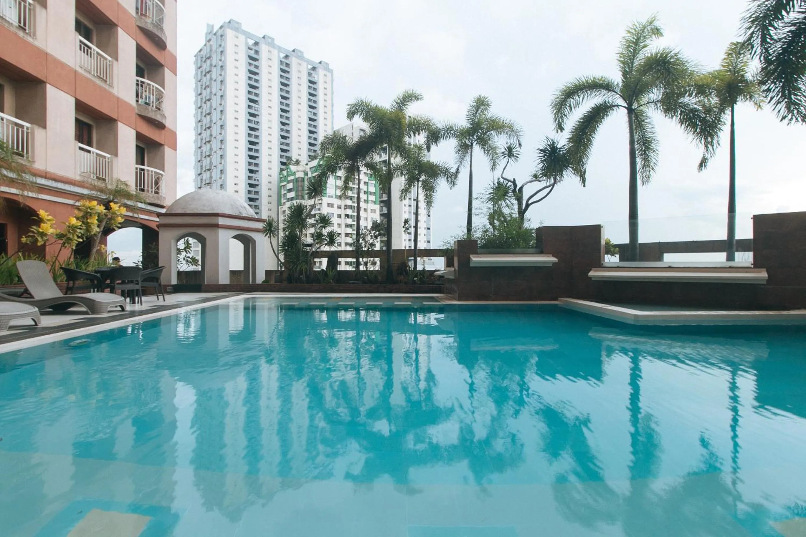 Swimming pool in Torre Venezia Suites