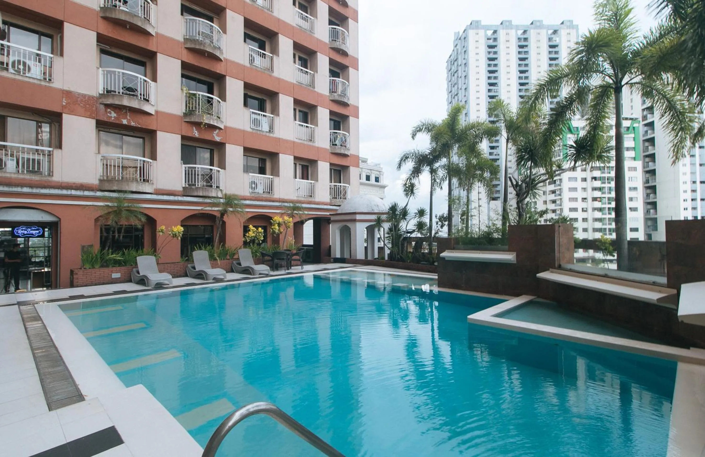 Swimming pool in Torre Venezia Suites