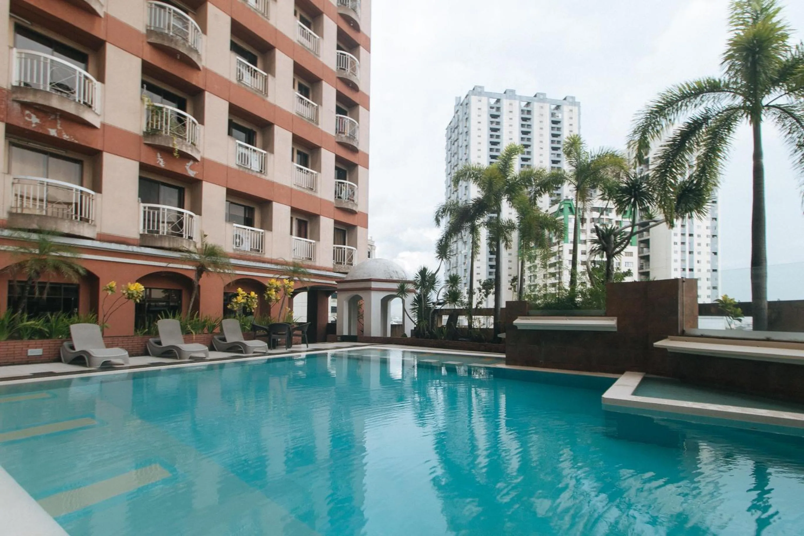 Swimming pool in Torre Venezia Suites
