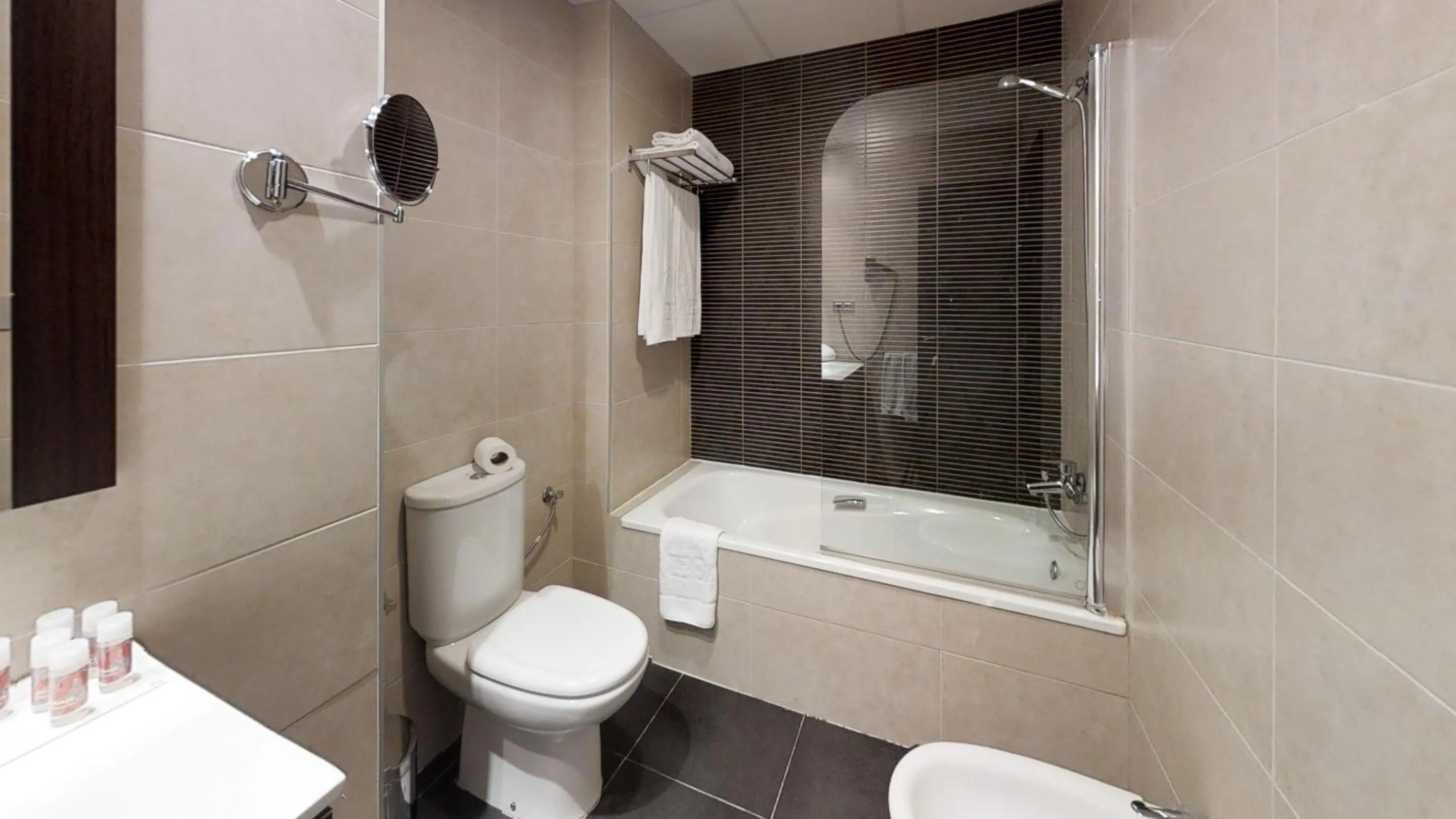 Shower in Leo Deluxe Punta Umbría