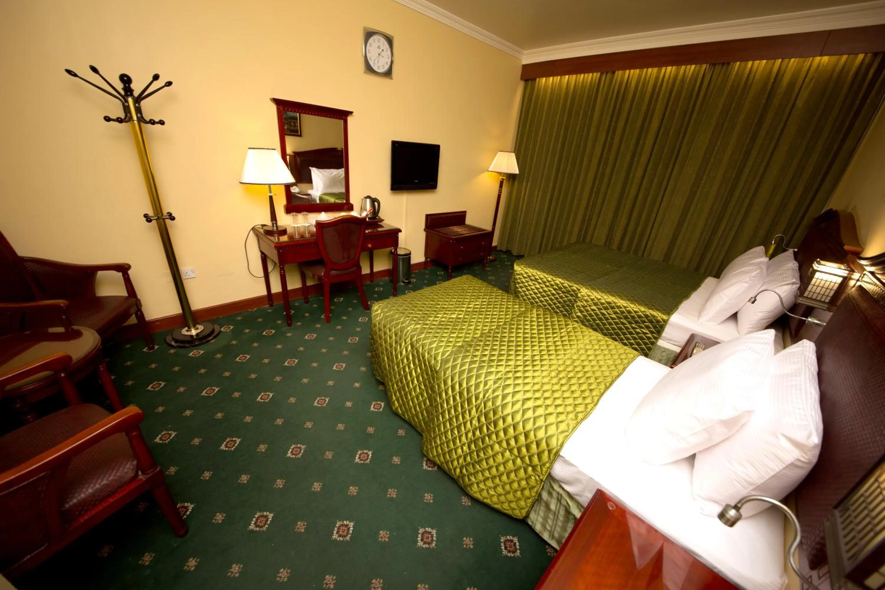 Photo of the whole room, Bed in Mount Royal Hotel