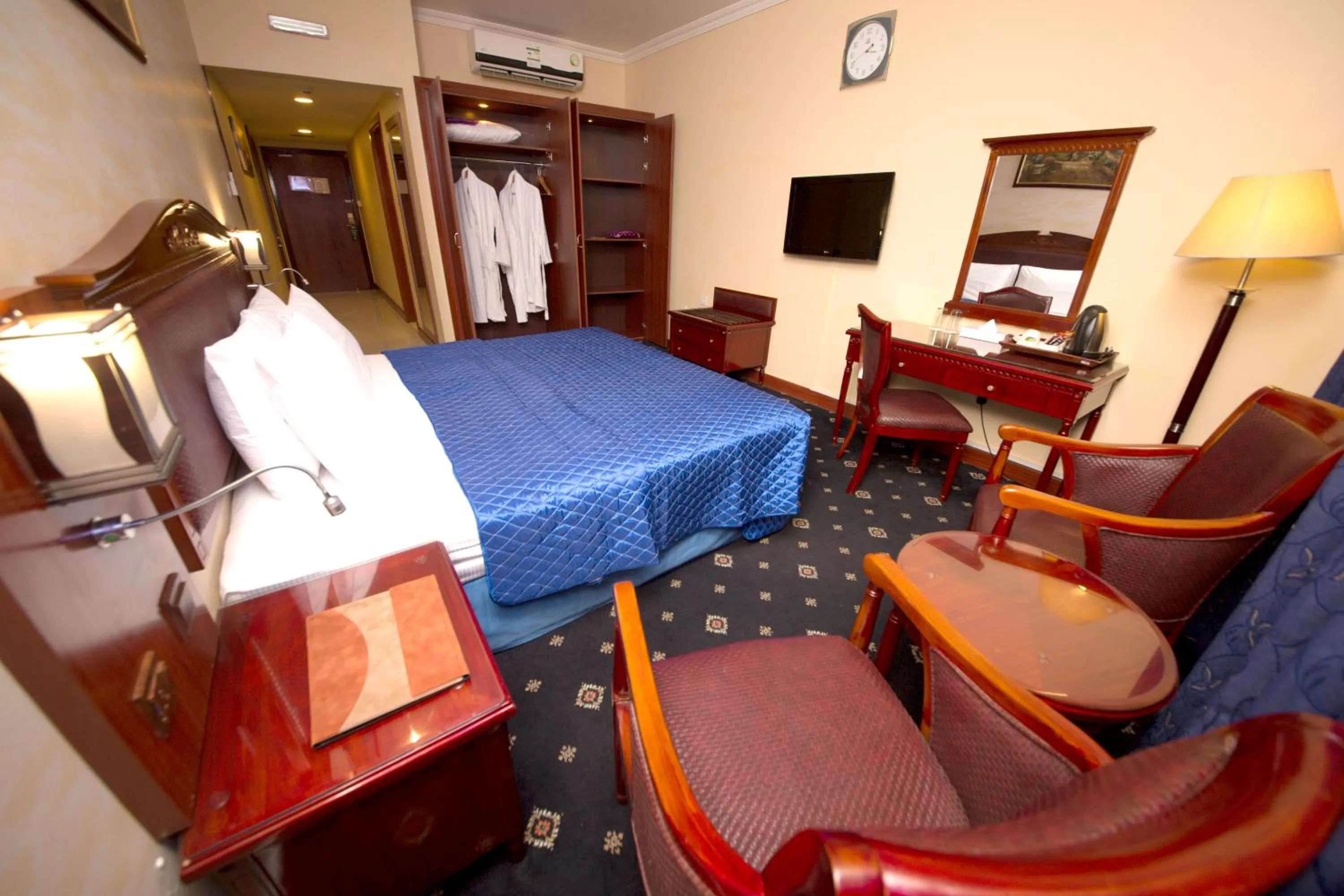 Photo of the whole room, Bed in Mount Royal Hotel