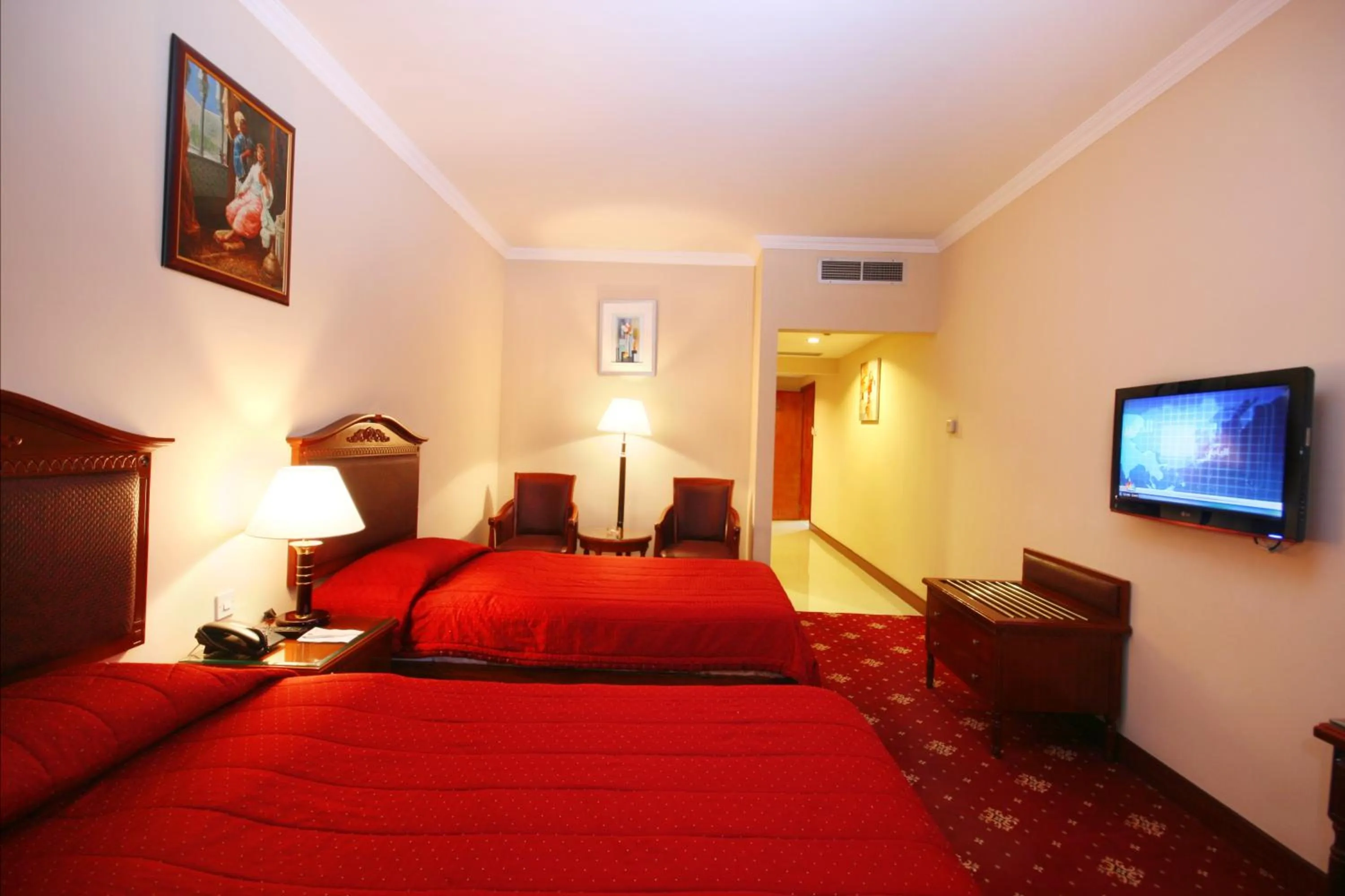 Photo of the whole room, Bed in Mount Royal Hotel