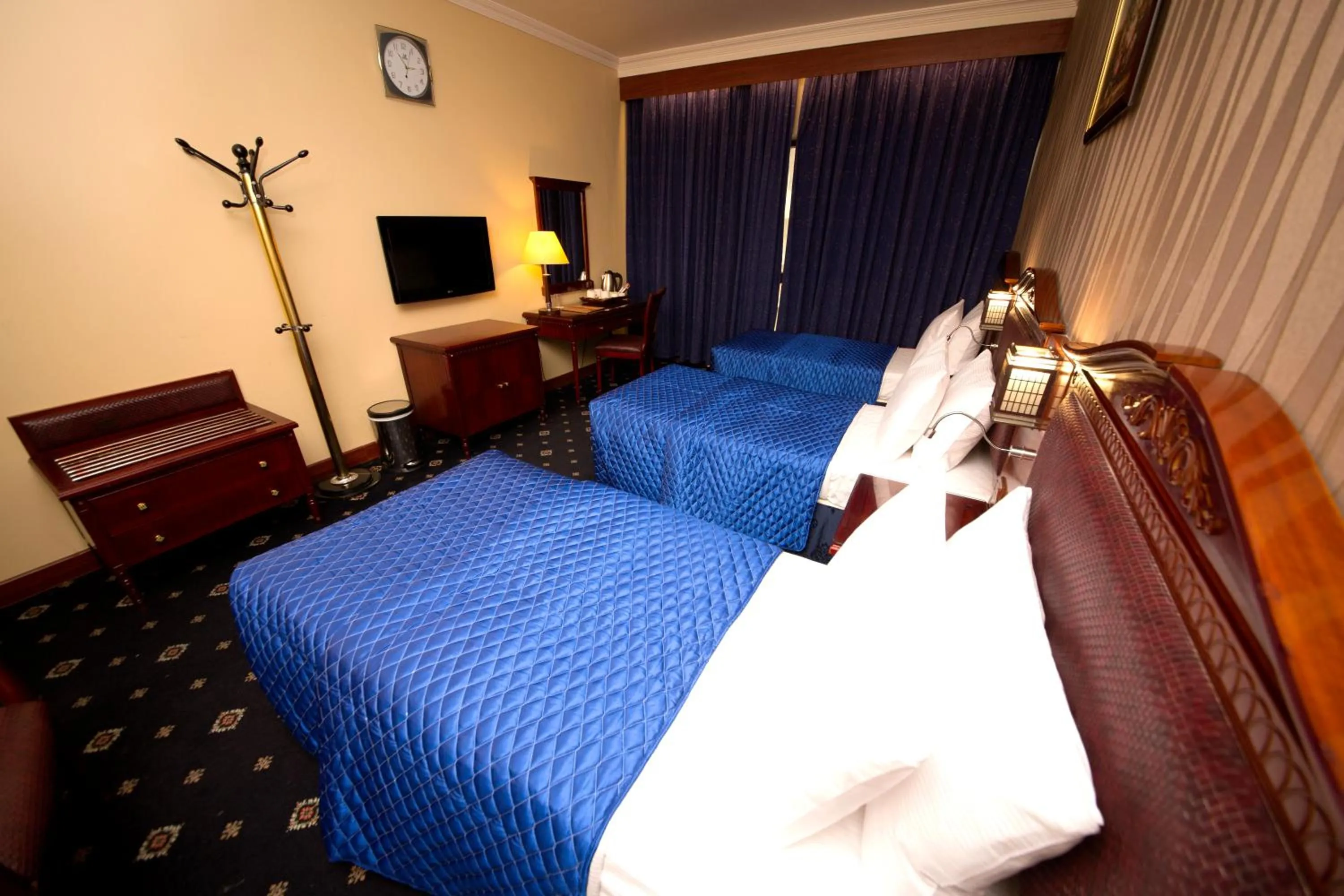 Photo of the whole room, Bed in Mount Royal Hotel