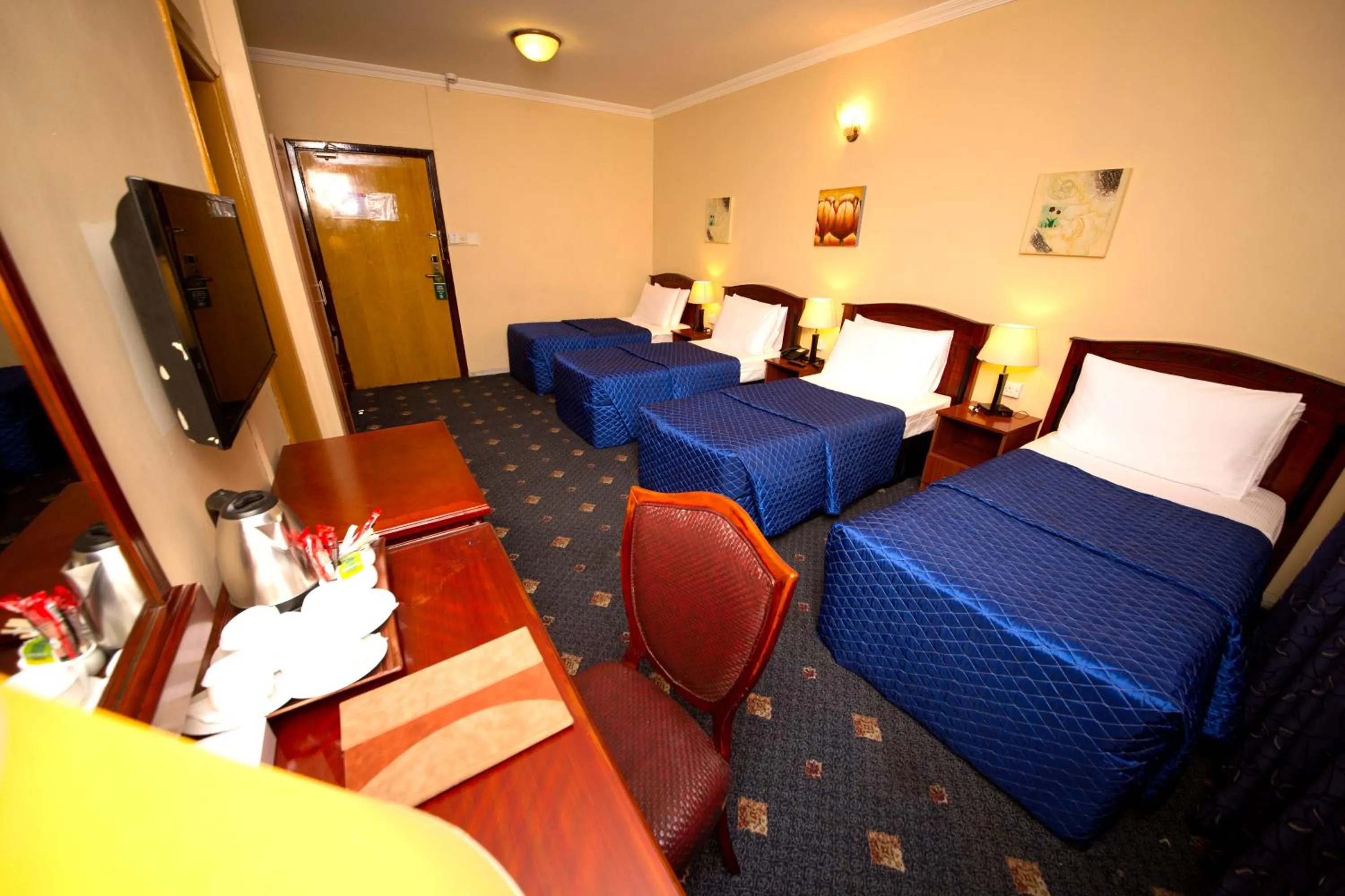 Photo of the whole room, Bed in Mount Royal Hotel