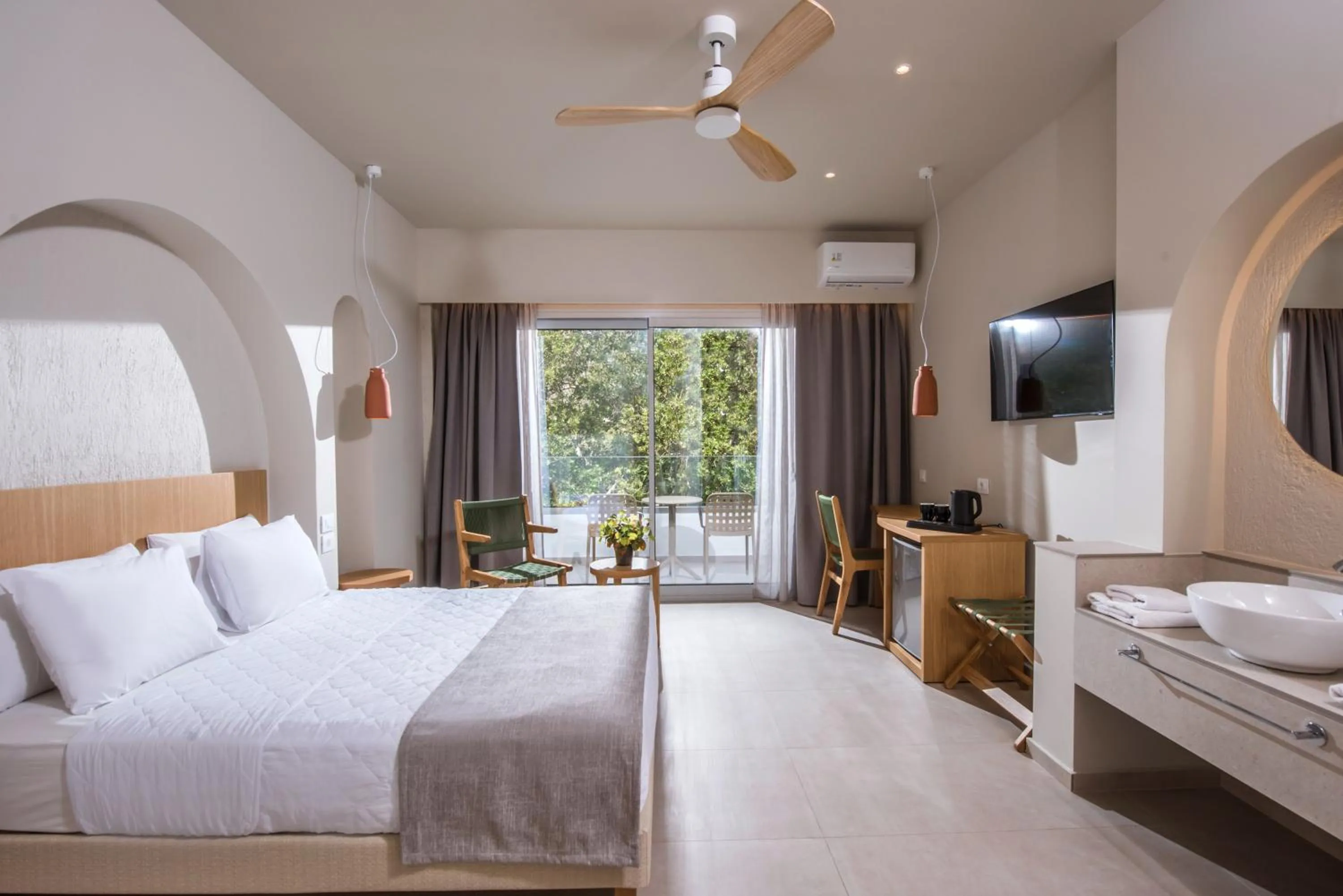 TV and multimedia, Bed in South Coast Hotel