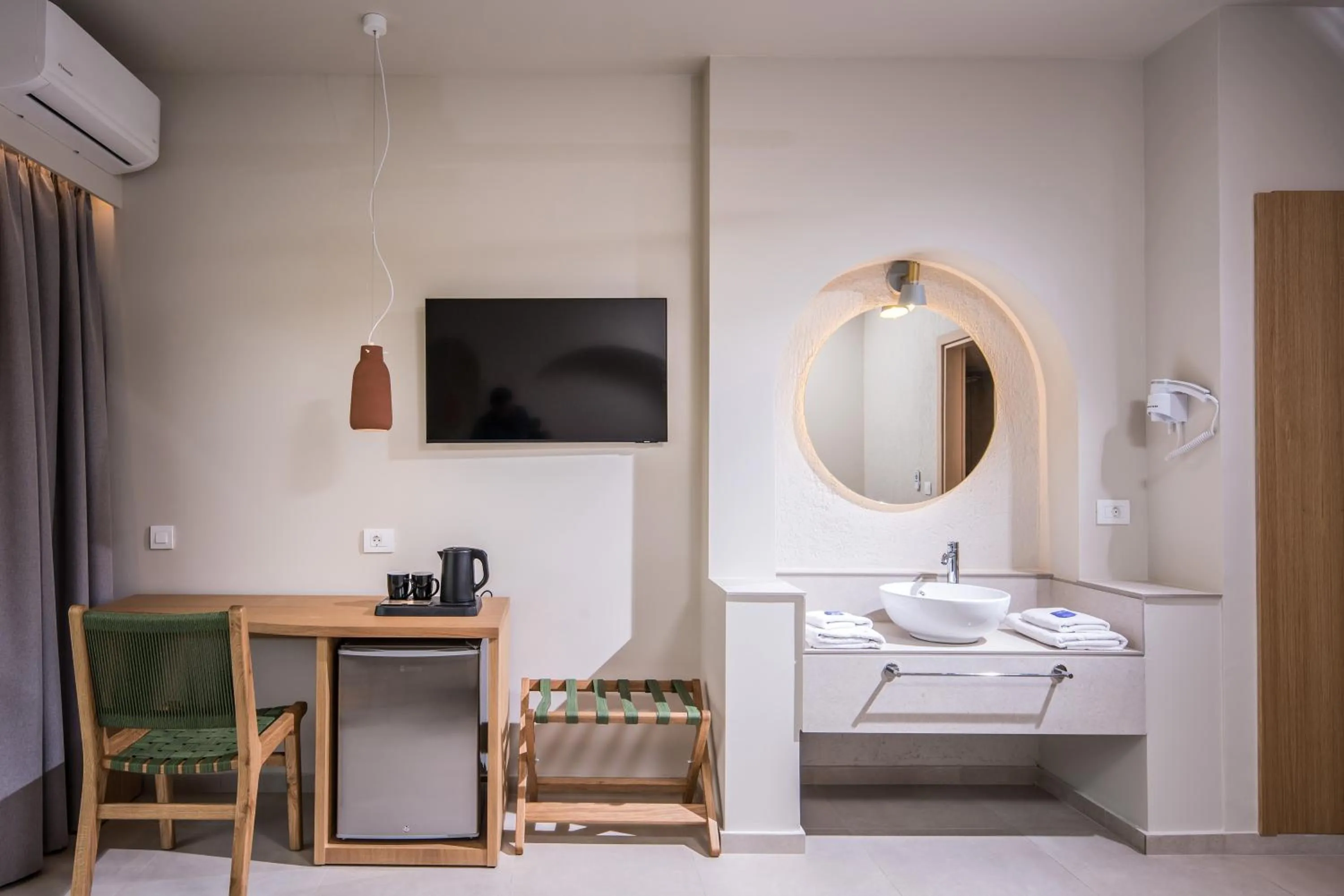 hair dresser, Bed in South Coast Hotel