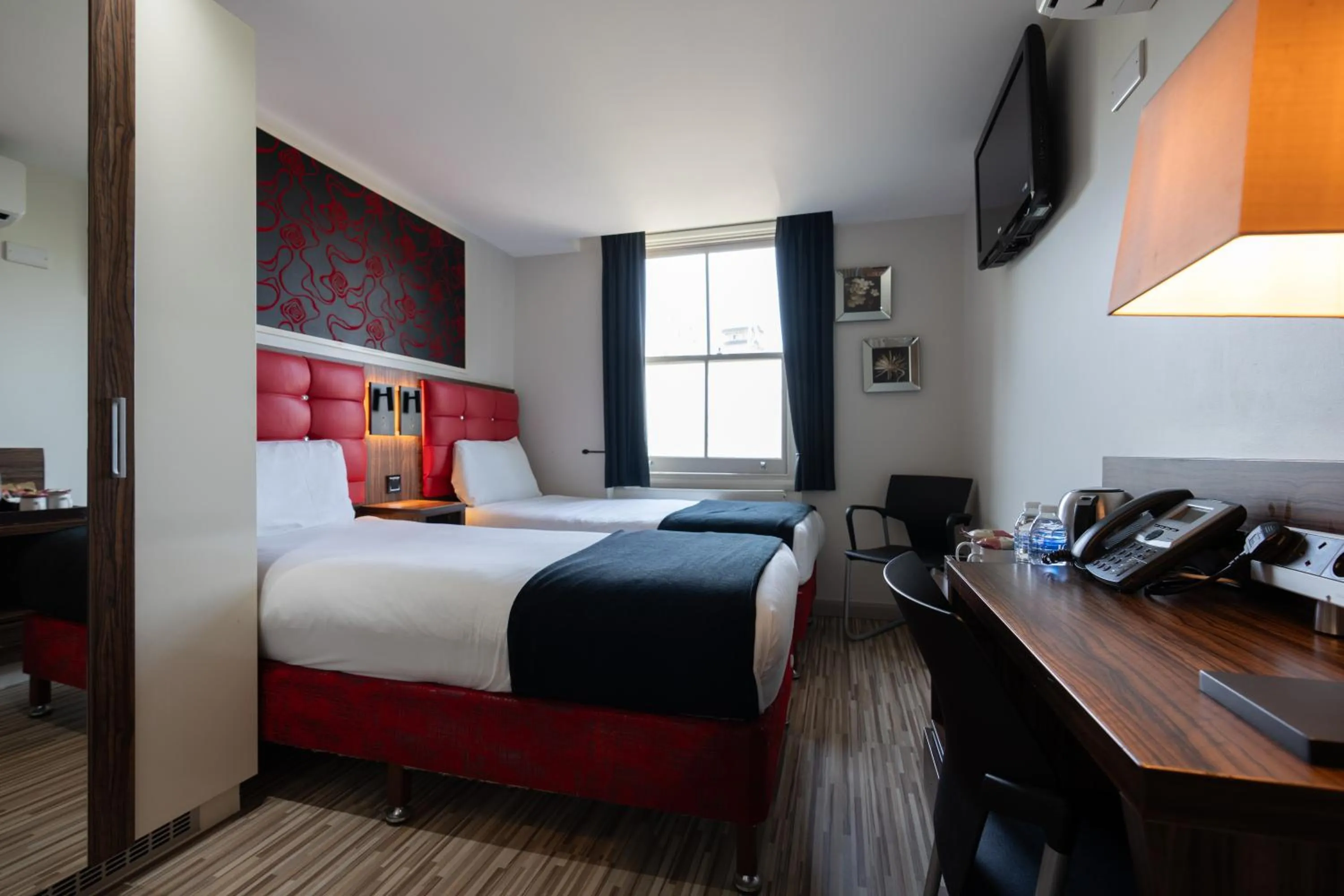 Photo of the whole room, Bed in Simply Rooms & Suites