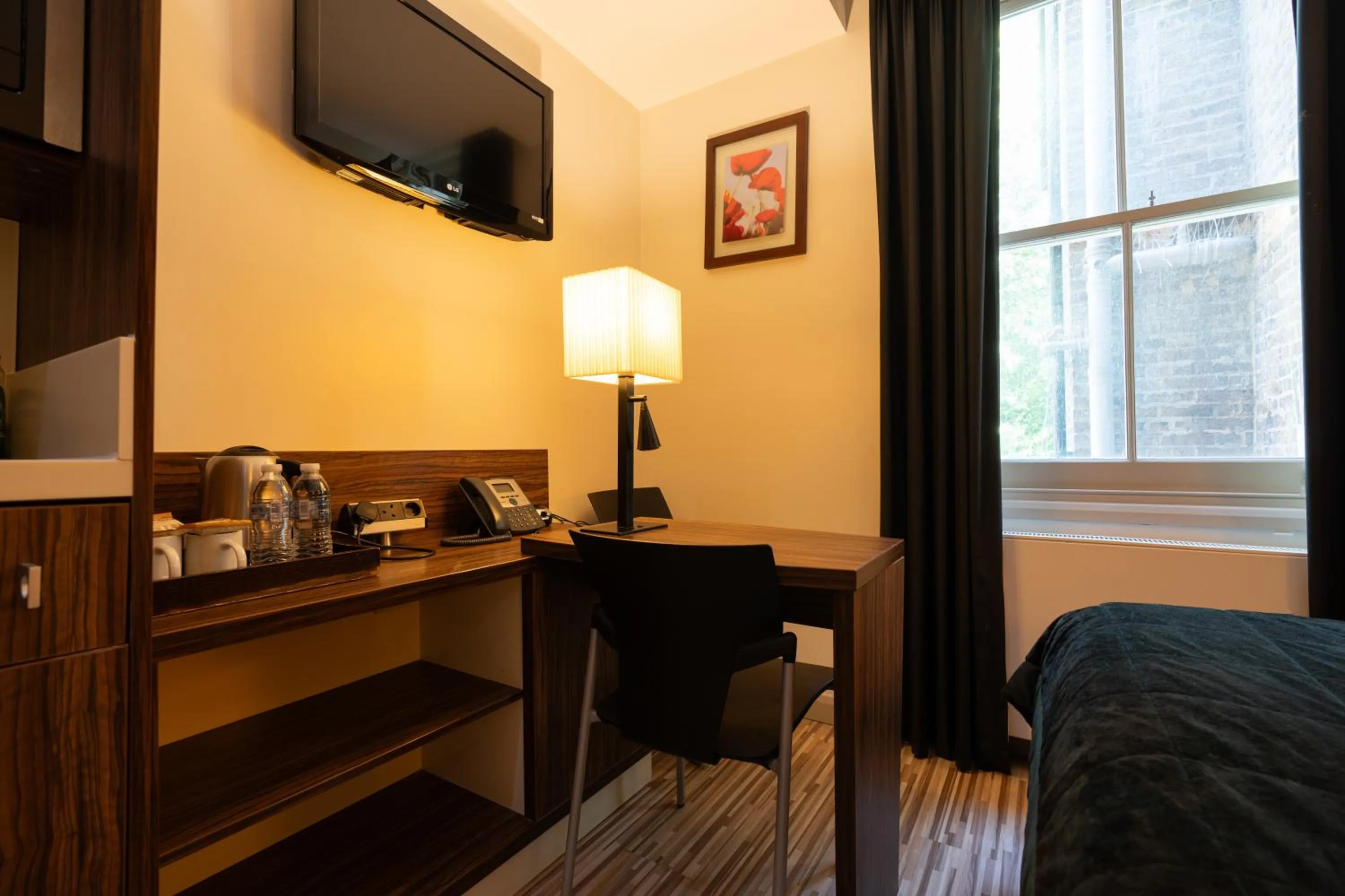Coffee/tea facilities, Bed in Simply Rooms & Suites