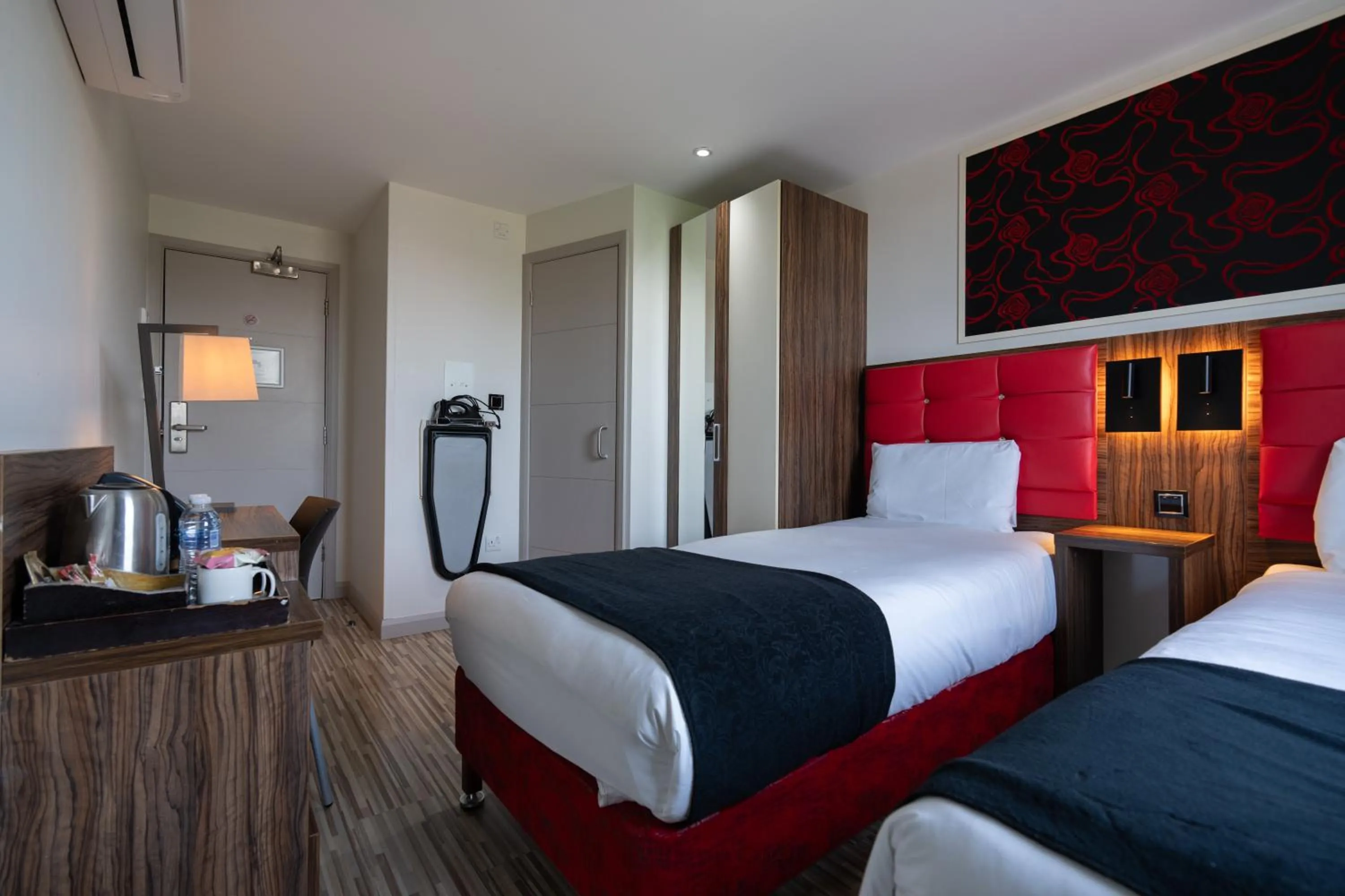 hair dresser, Bed in Simply Rooms & Suites