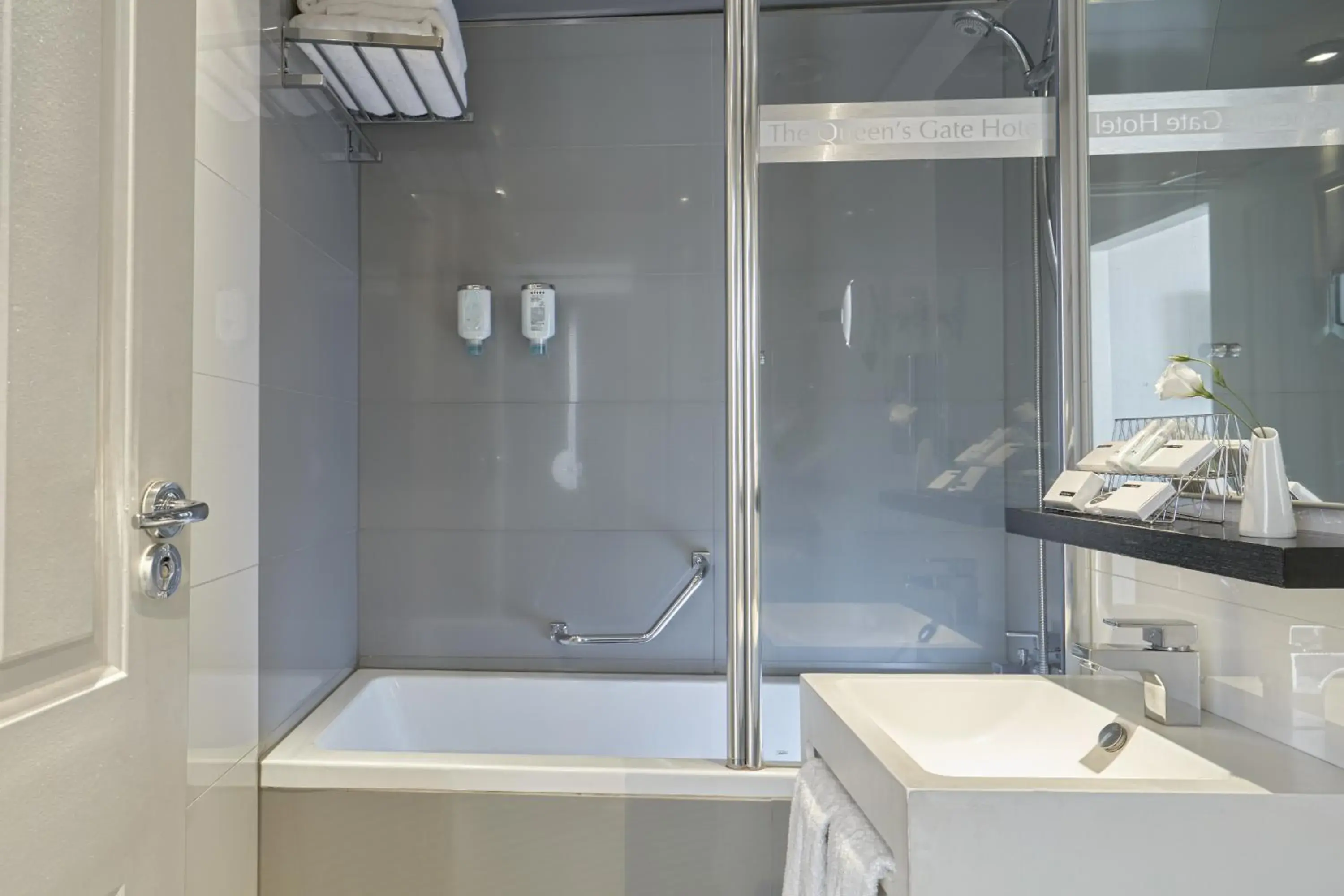 Twin Room in The Queens Gate Hotel Twin Room in The Queens Gate Hotel